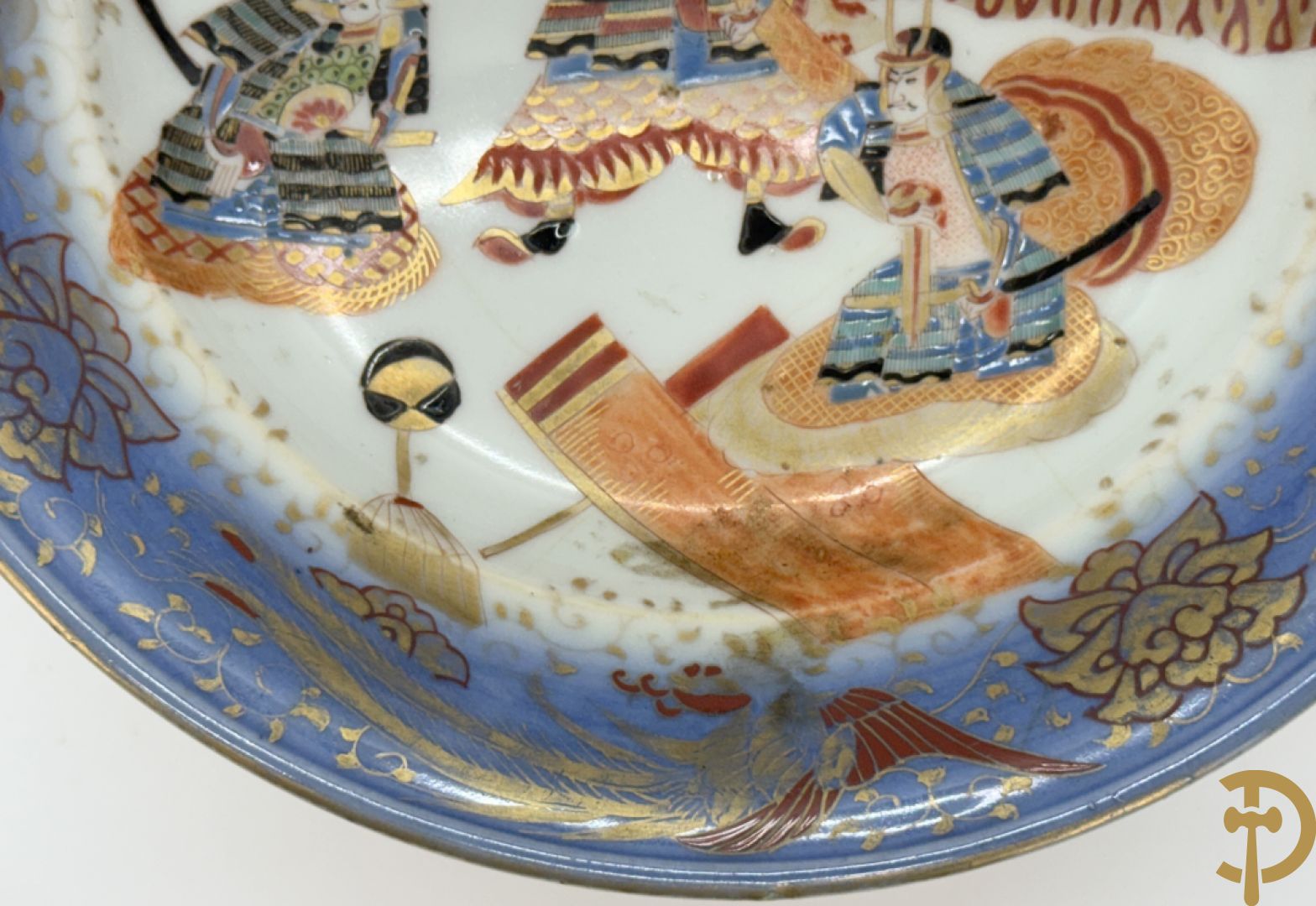 Paar Japanse meerkleurige porseleinen schalen met krijgerdecor op voet
