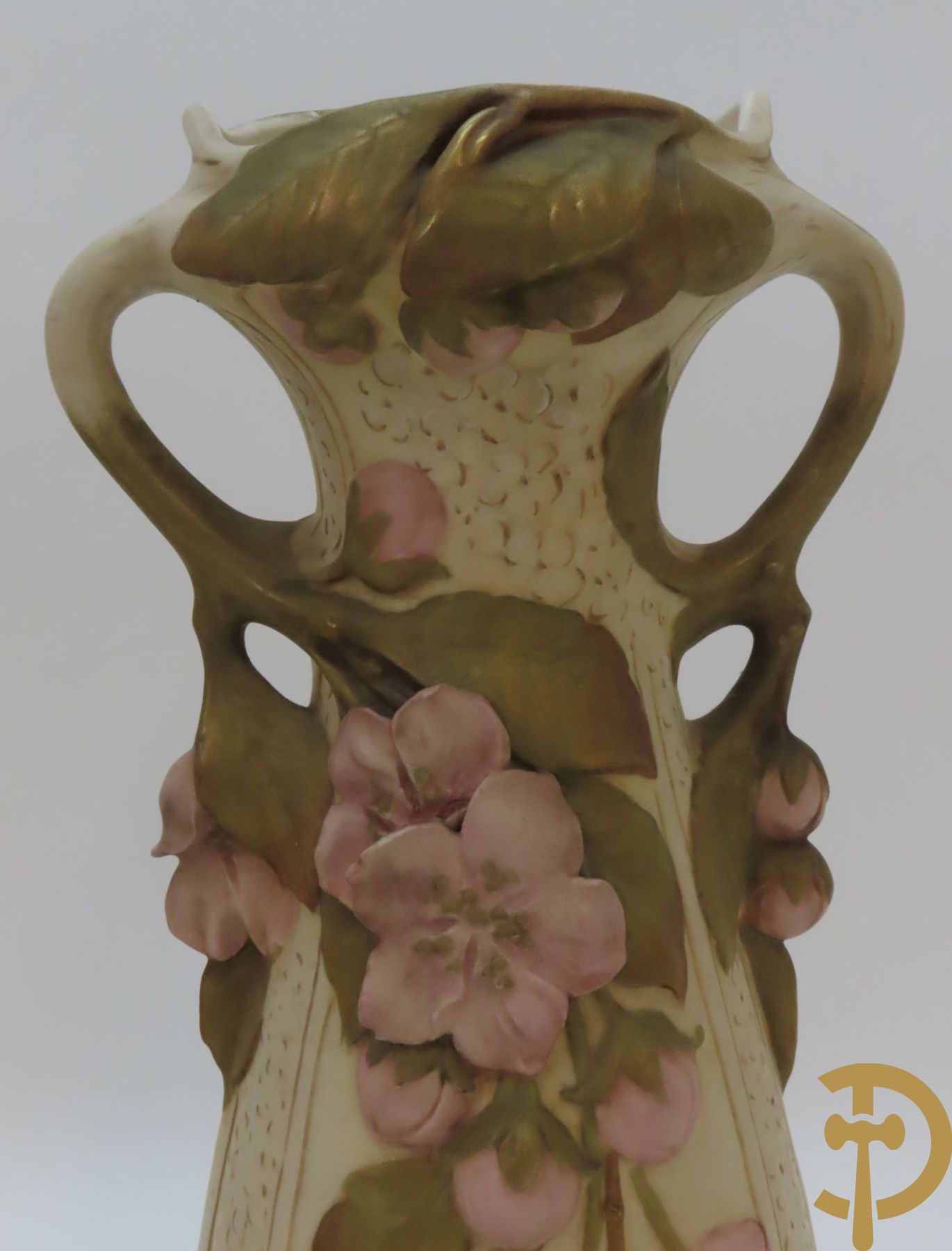 Paar Royal Dux vazen, Art Nouveau stijl, met bloemen bezet, Nummer 5505