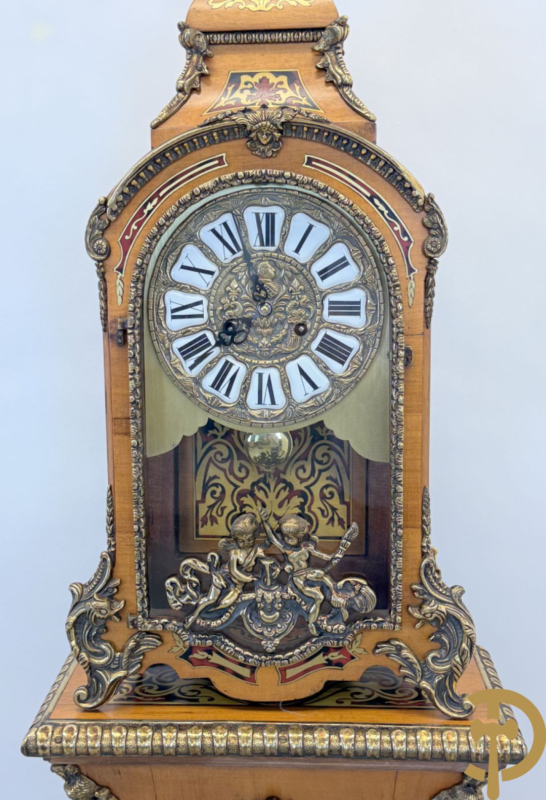 Italiaanse notelaren kartel met marqueterie en bronsbeslag, bovenaan bekroond met cupido - met bihhorende gemarqueteerde console met inleg van koper en schildpadimitatie, decor van amfoor en bronzen medusahoofd