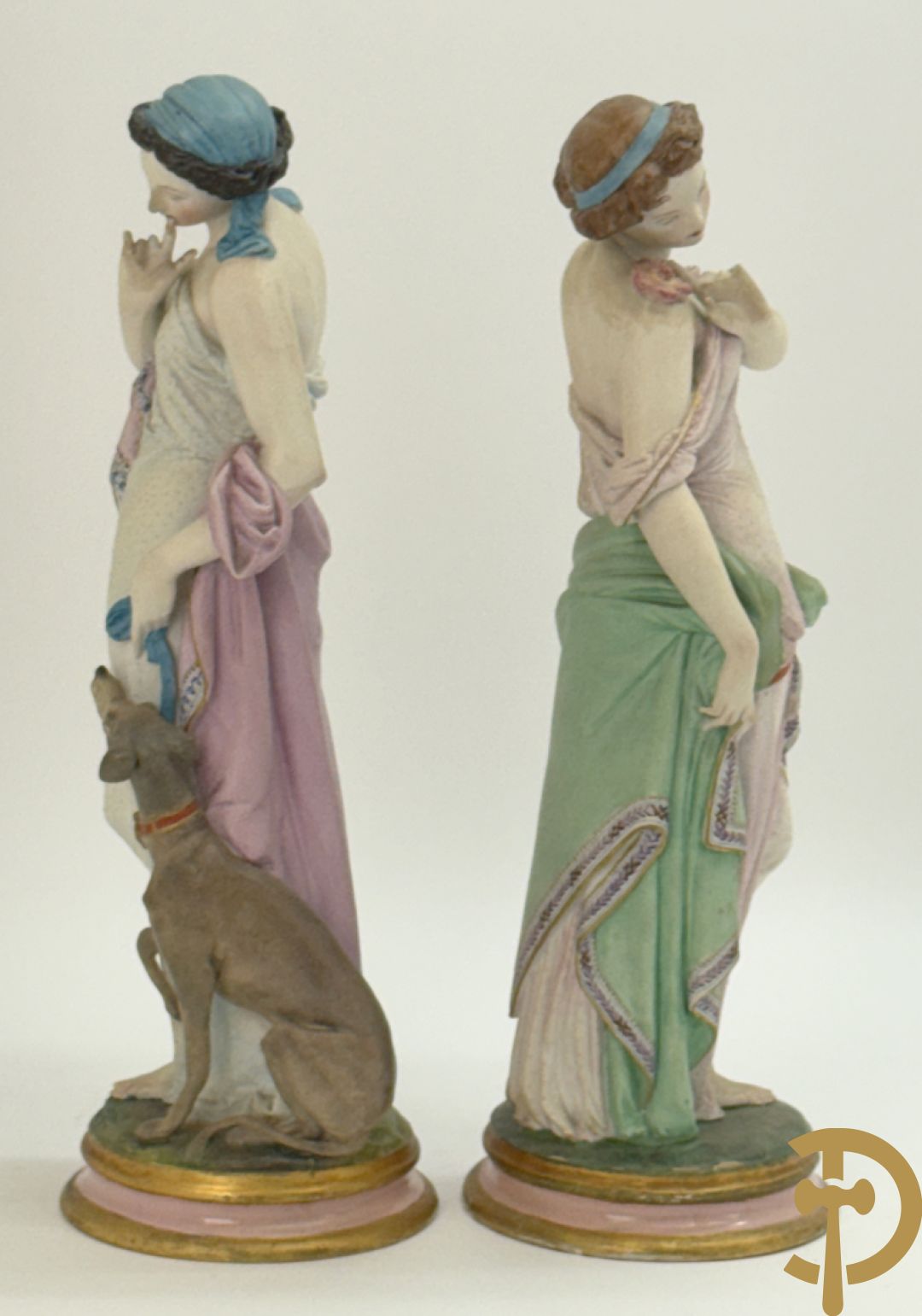 Paar Franse biscuits van elegante dame met hond en dame met bloemen op schouder