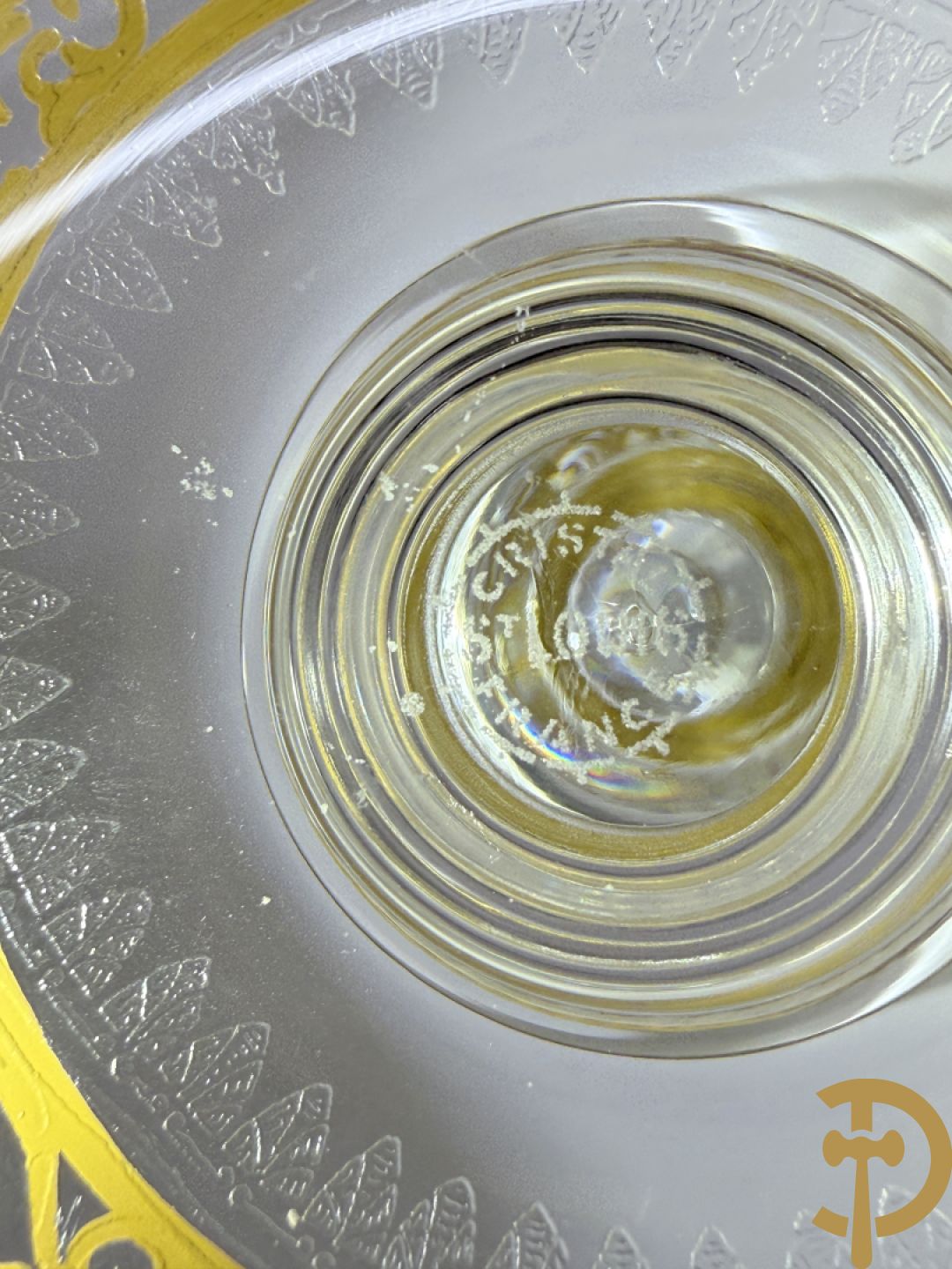 Paar lage kristallen kandelaars, Thistle Or, Saint Louis gemerkt