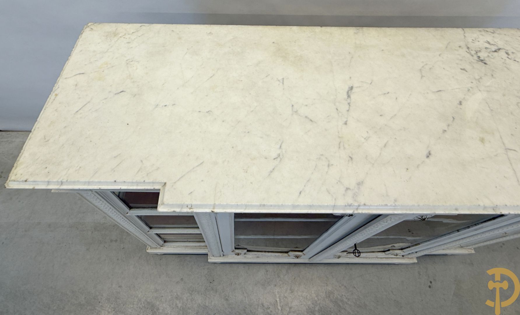 Louis XVI vitrine als toonbank met 2 deuren en 2 zijkanten - met wit marmeren blad