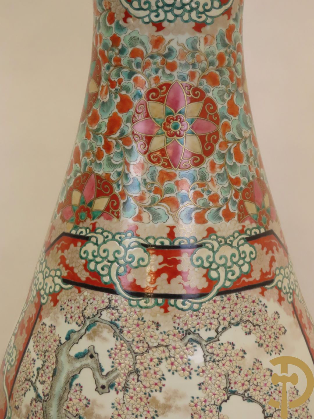 Japanse porseleinen waaiervaas met decor van geisha en krijger, bovenaan met florale motieven