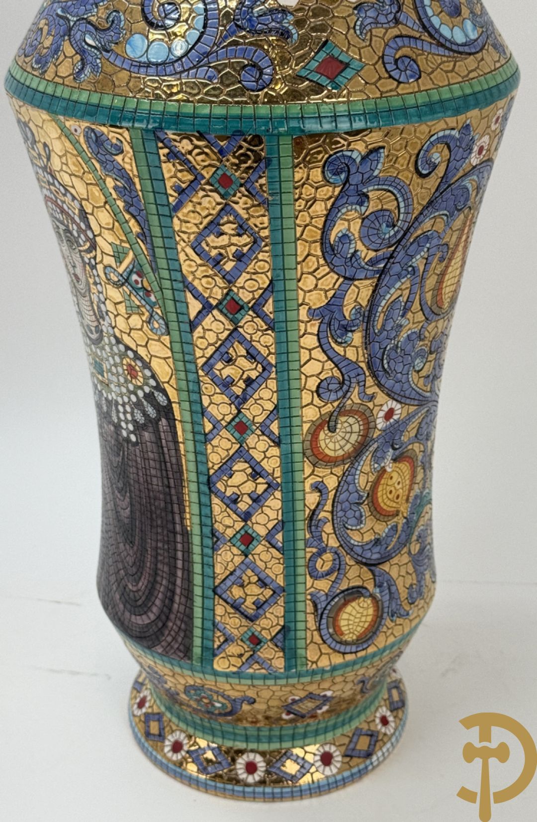 Twee Italiaanse vazen met verguld decor van personages en bloemenranken, Maioliche Deruta Italy 10005/45 en 10005/47