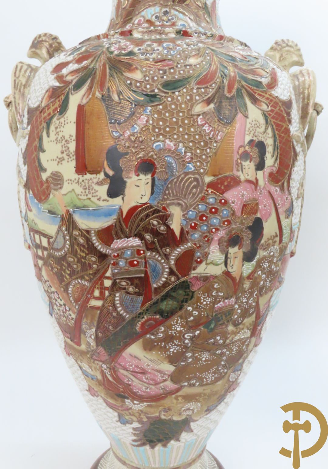 Paar Japanse Satsumat vazen met kijgerdecor en geanimeerde scènes, zijdelings met vogels bezet