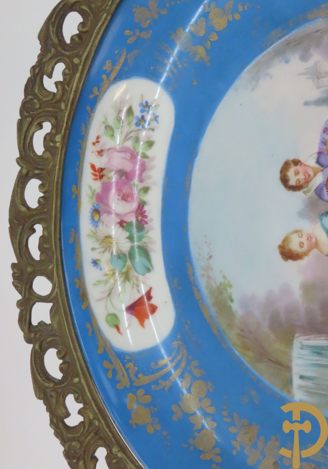 Porseleinen Sèvres schotel met handbeschilderd romantisch tafereel van lieflijk koppel gevat in bronzen houder - bezet met dameshoofden en accanthusranken, onderaan gemerkt Sèvres