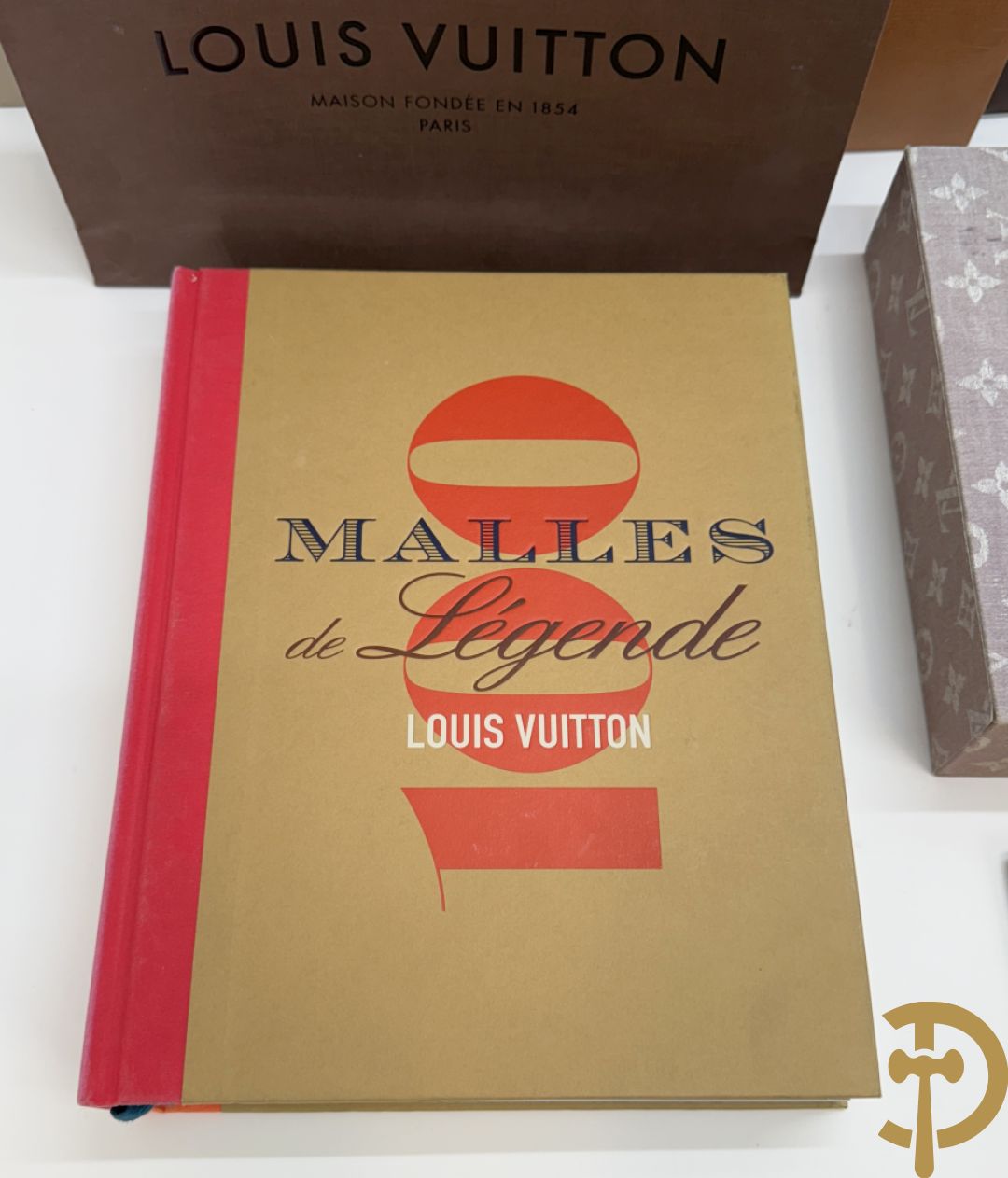 Boek Louis Vuitton, 100 Malles de Legende, door Pierre Leonforte, Editions de la Martinière + Louis Vuitton boekje + zakken Louis Vuitton + 2 kaartspellen Louis Vuitton