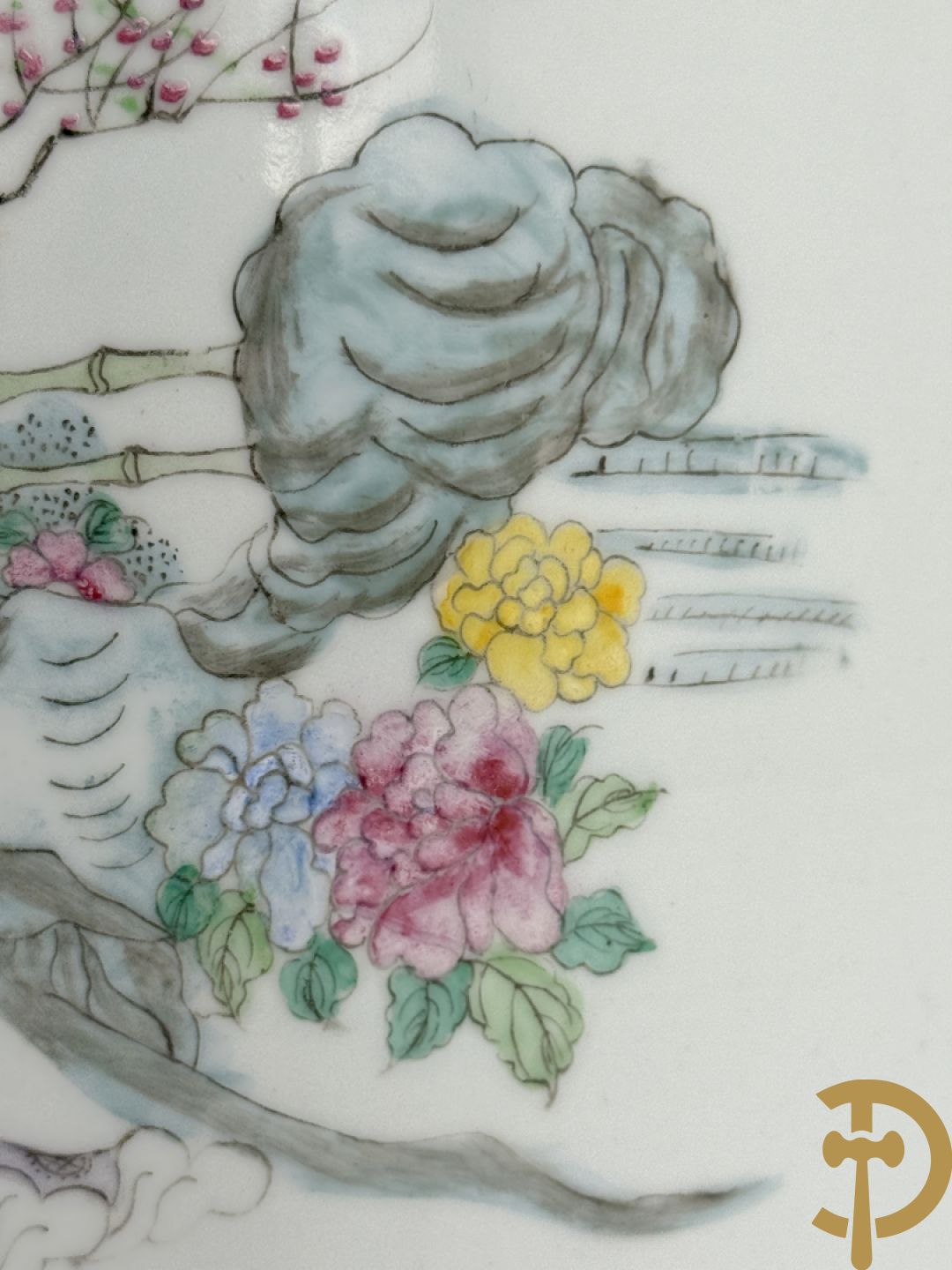 Paar Chinese porseleinen vazen met decor van dames in landschap