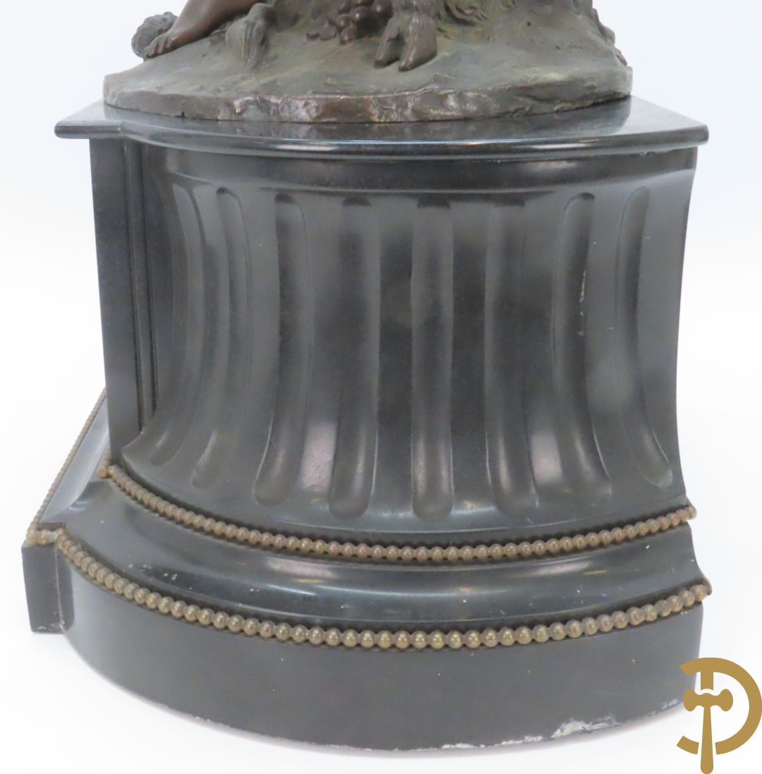 CLODION getekend - Paar elegante bronzen dames met tambour en fruit, geflankeerde door jonge faune, op marmeren klokstel - opgebouwd als garnituur met 2 kandelaars met bronzen kindjes dragende een toorts met bloemen en kaarsen