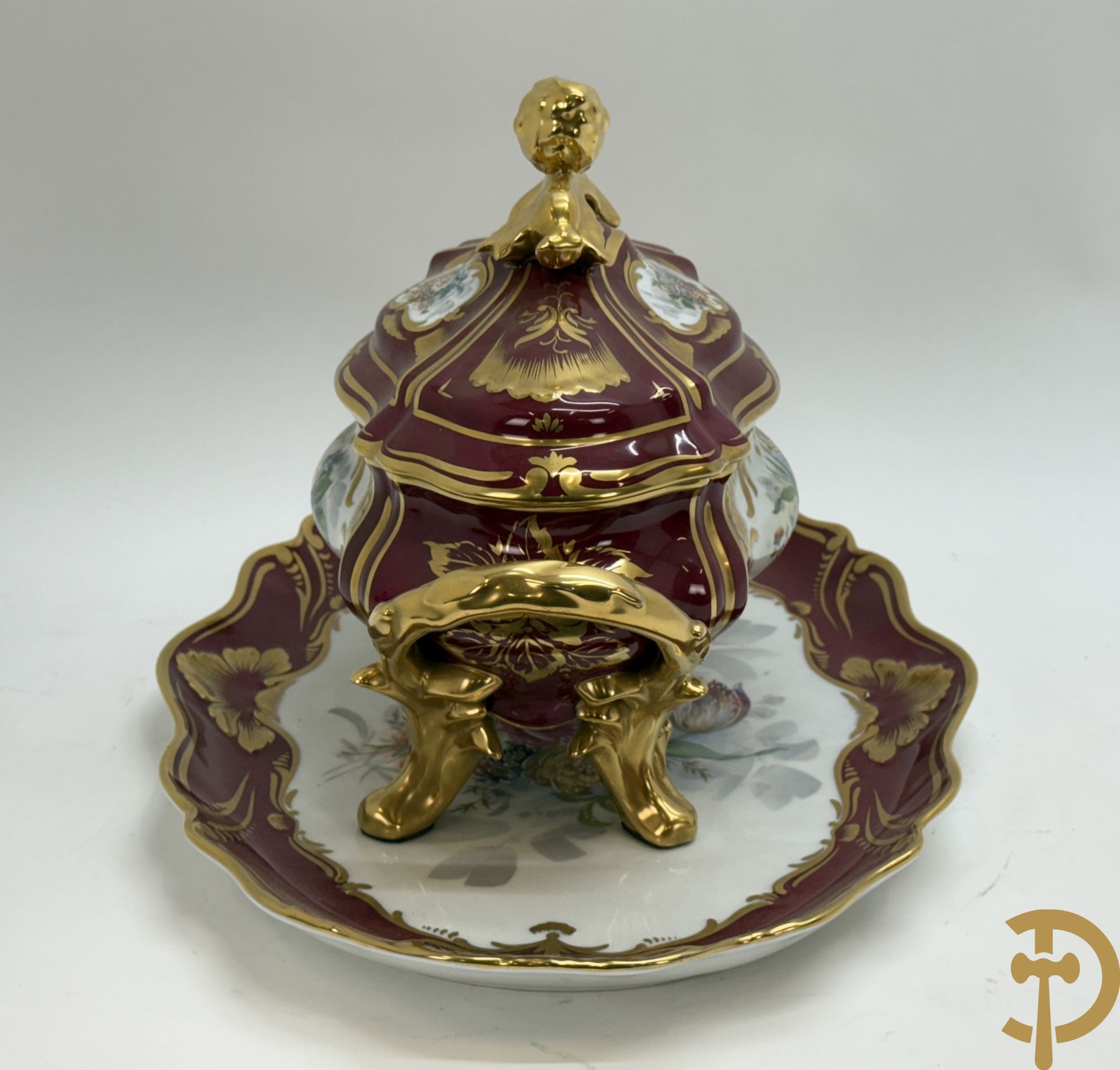 Porseleinen milieu de table (schaal en coupe) Limoges met bloemendecor en vergulde ornamenten, gemerkt onderaan