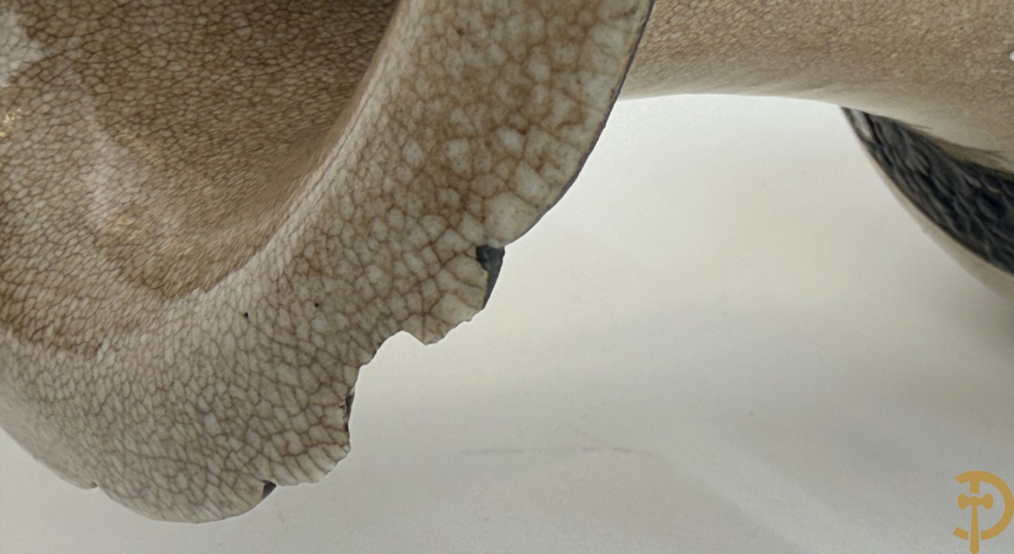 Antieke Chinese Nankin vaas met decor van wijsgeren, onderaan bezet met hert en bovenaan met pioenrozen