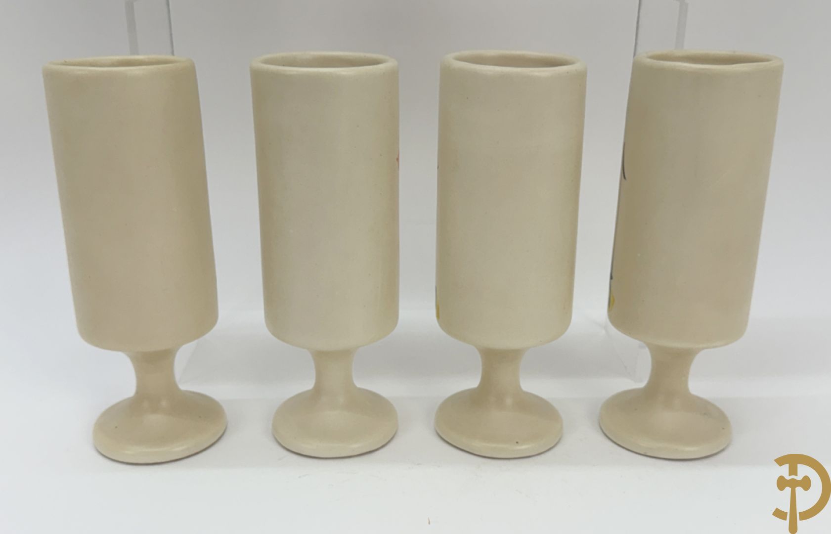 Whisky schenkvaas en 7 keramieken bekers met verschillende decors, Capron Vallauris