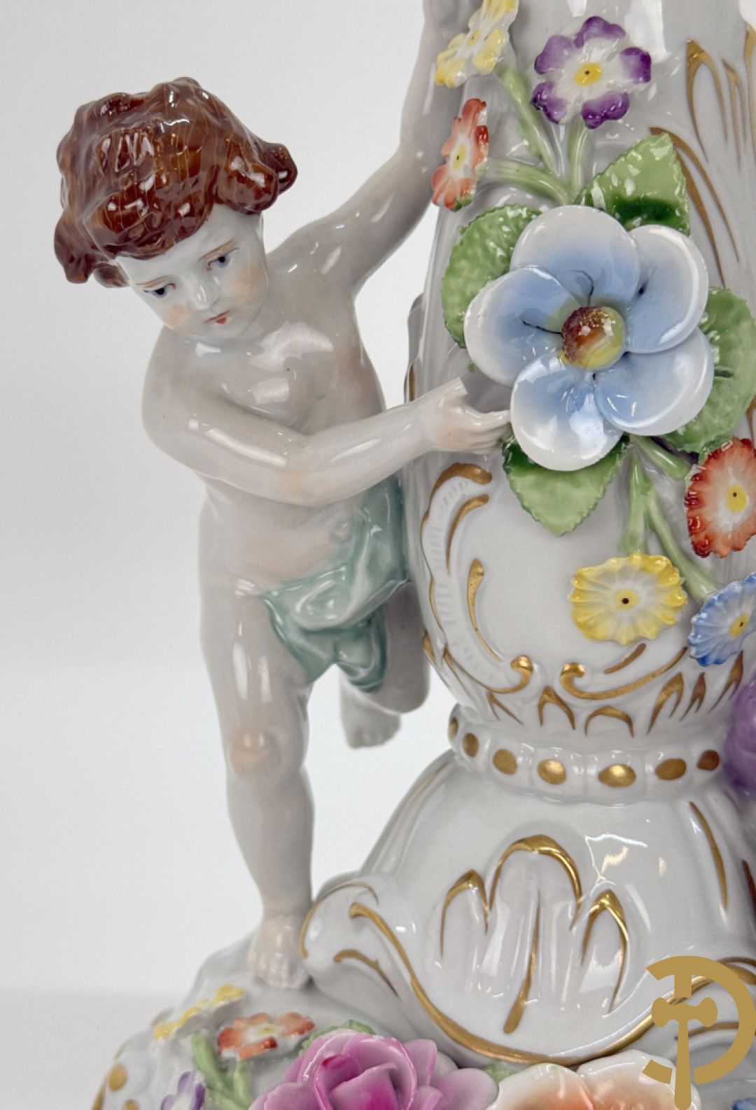 Porseleinen vijfarmige kandelaar met 2 cupido