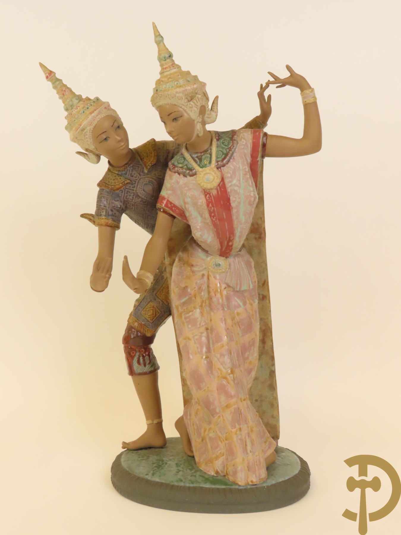 Thaise danseres met jongeman in keramiek, onderaan gemerkt Lladro