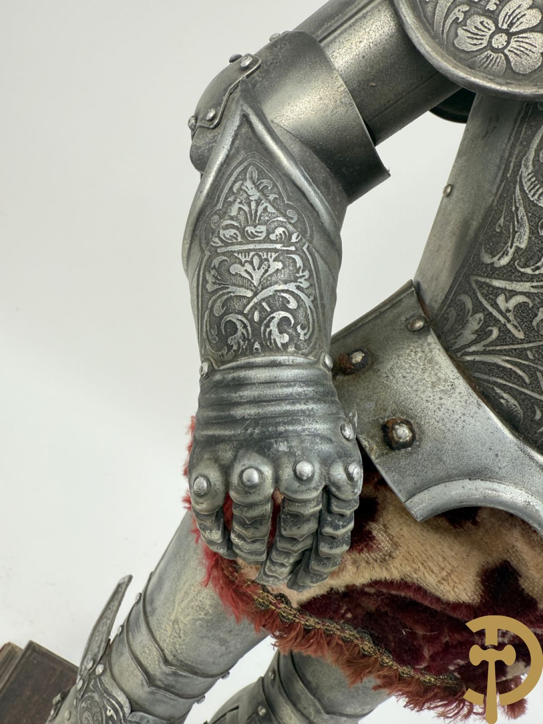 Miniatuur harnas met terra cotta hoofdje in helm op houten voet