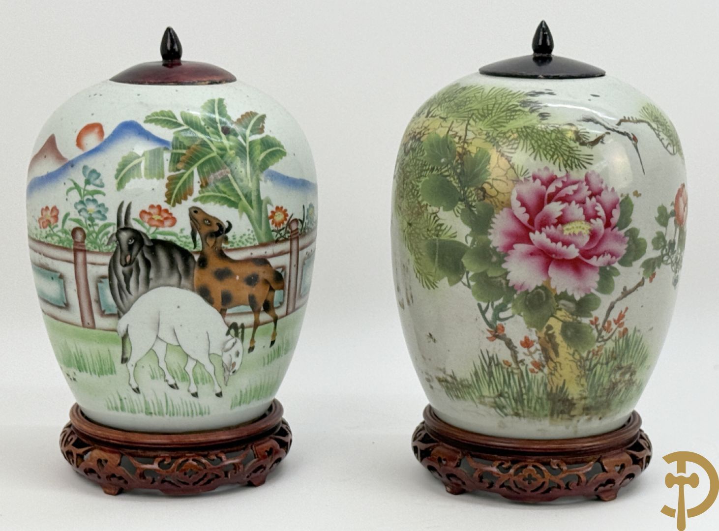 Twee Chinese porseleinen dekselpotiches met dieren- en bloemendecor