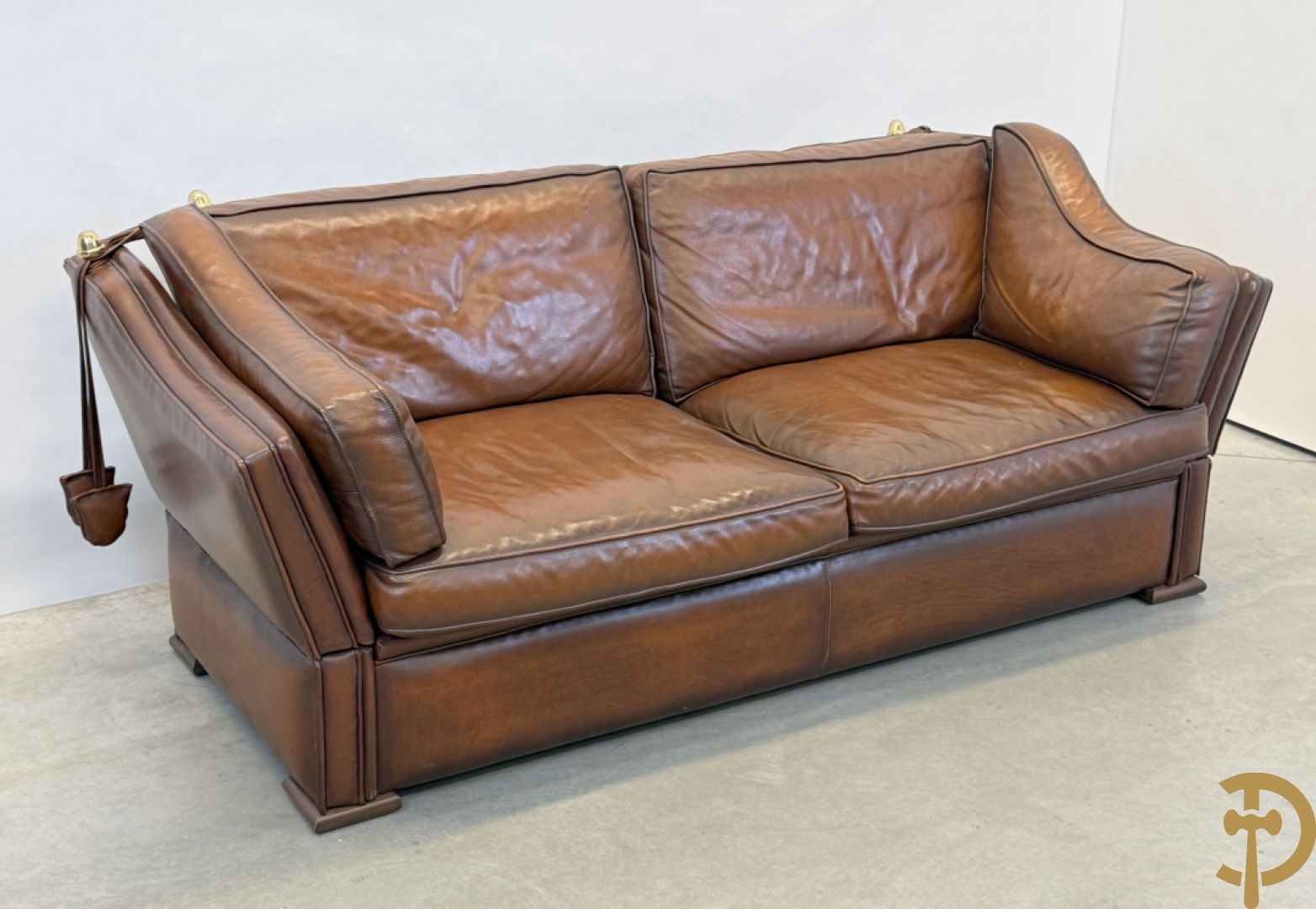 Bruin lederen canapé met kantelbare zijkanten en koperen denappels
