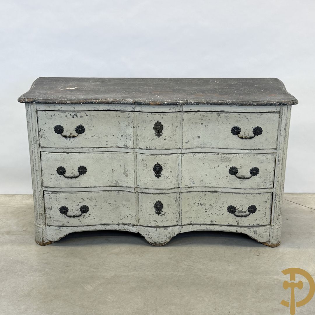 Gepatineerde 3 laden commode met bronzen trekkers en sleutelplaten