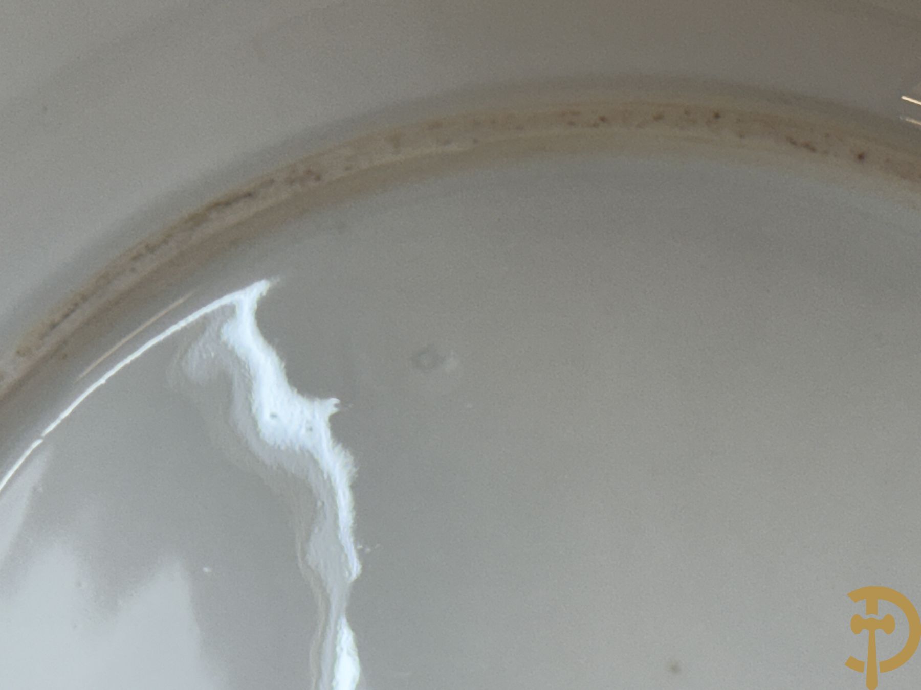 Zes porseleinen borden onder gemerkt met zwaarden / Meissen : 1 bord met stadstafereel, 1 verlucht bord met drakendecor, 1 bord met vogeldecor, 1 met bloemen en 2 met bloemendecor omgeven door vergulde rand