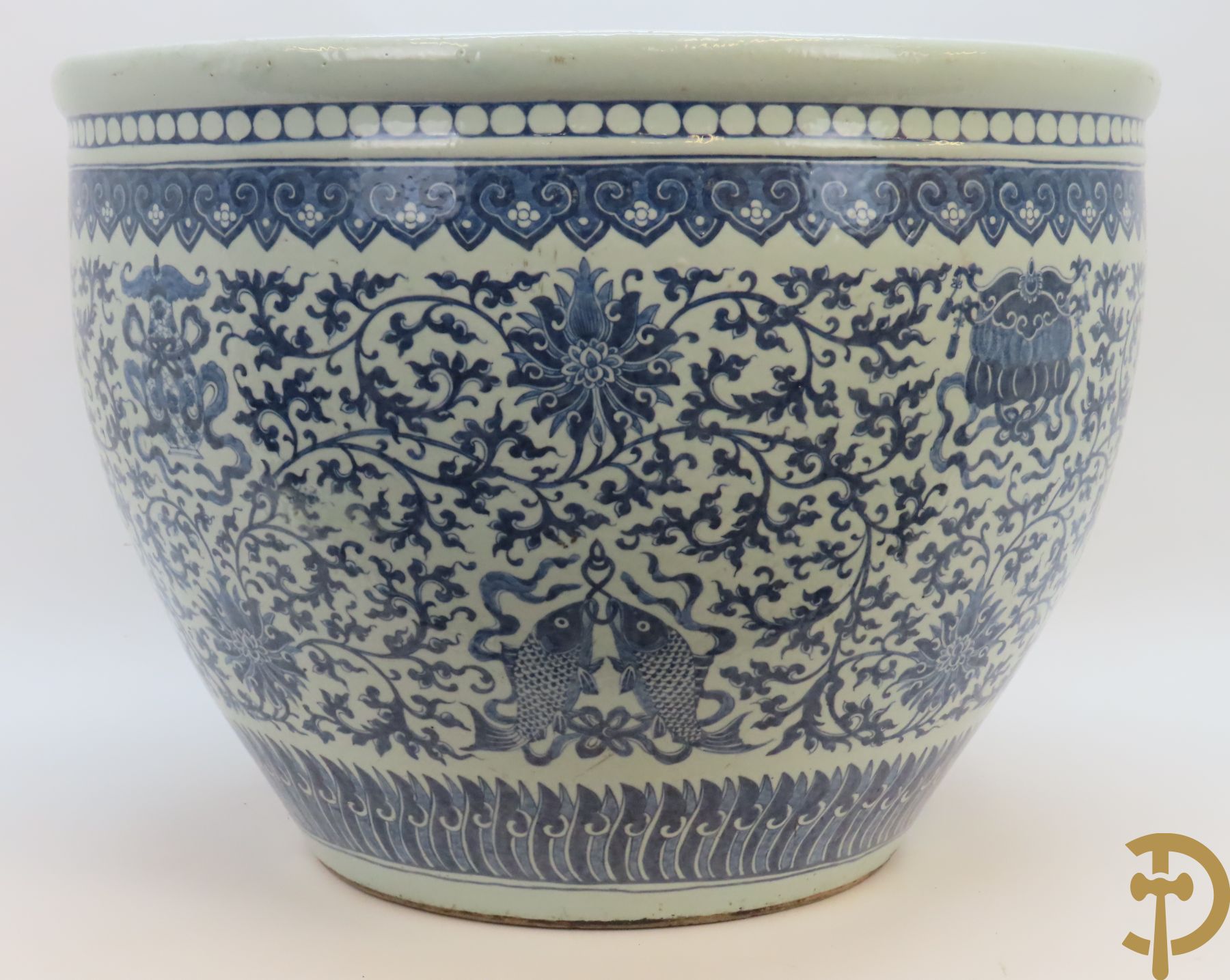 Chinese porseleinen blauw - witte viskom of grote cachepot met lotusslingers, Qian Long 19e