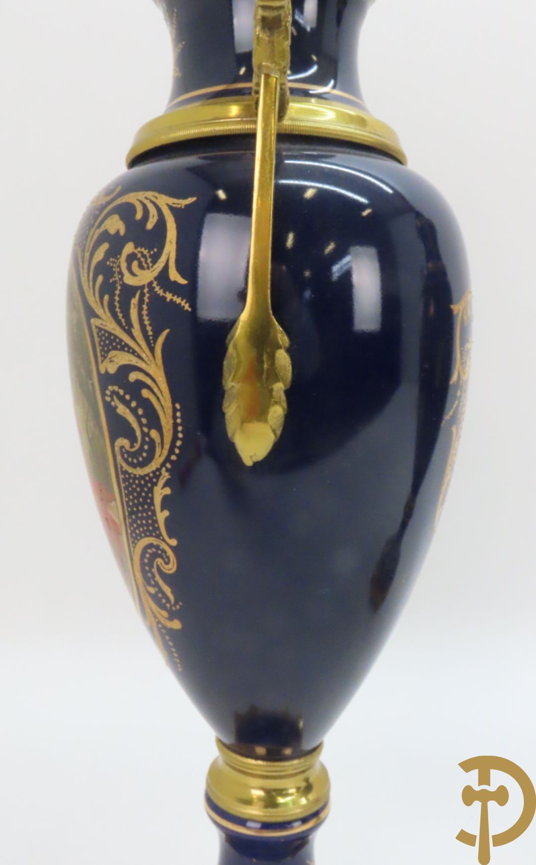 Paar kobaltblauwe dekselpotiches, Sèvres stijl