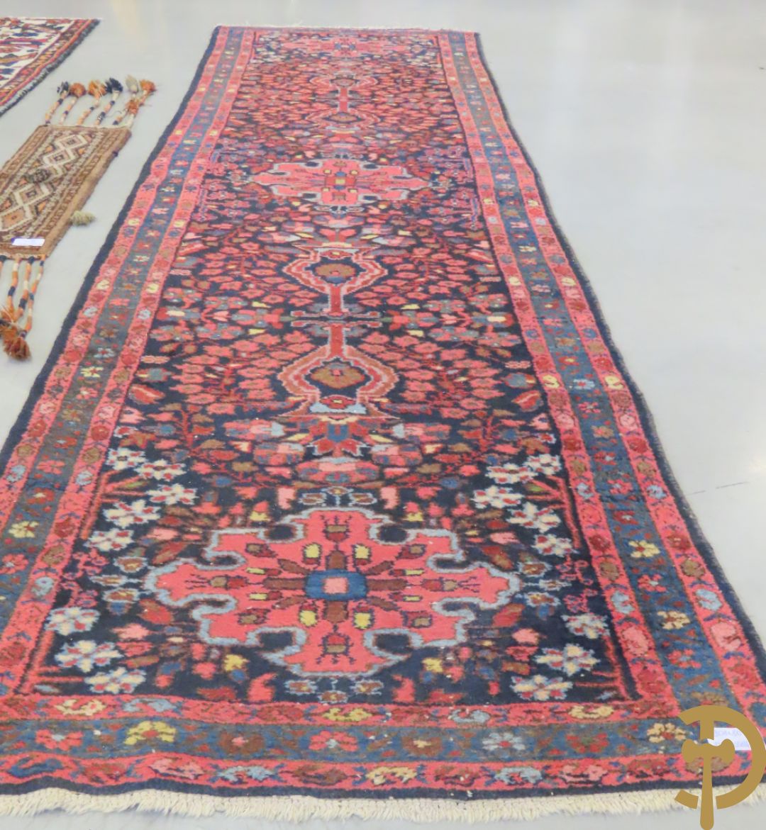 Oosters handgeknoopt tapijt met patronen + Oosterse handgeknoopte loper + kamelenmat