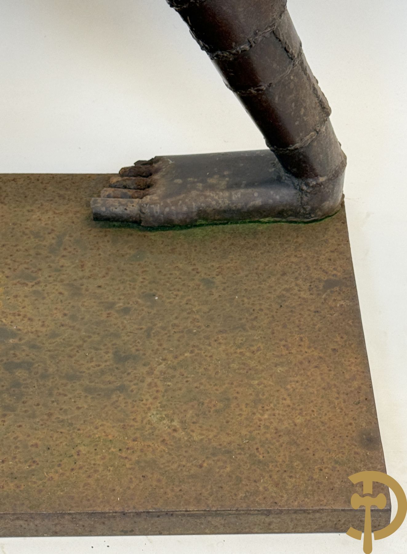 Moderne gepatineerde ijzersculptuur met verstrengelde benen