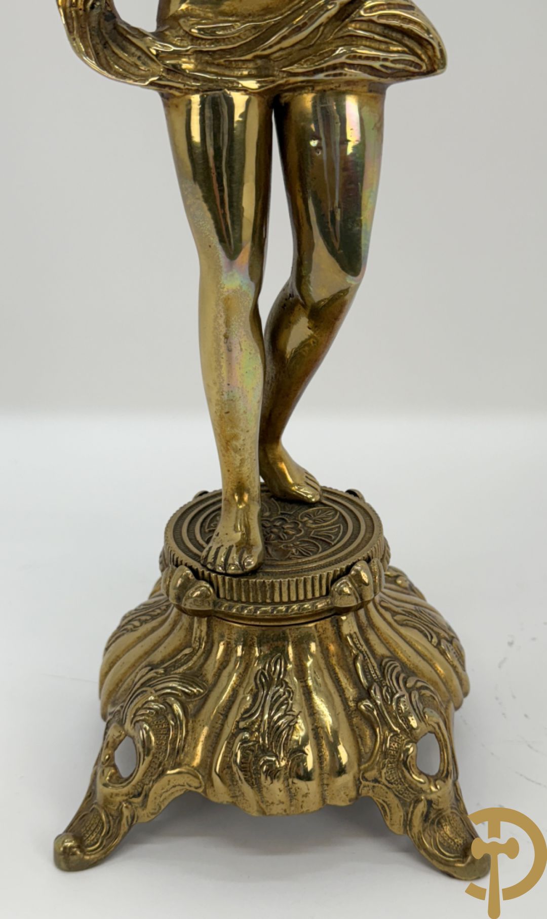 Paar koperen cassolettes bezet met ramskoppen dragende een cupido + koperen beeld van jongeman met zevenarmige kandelaar