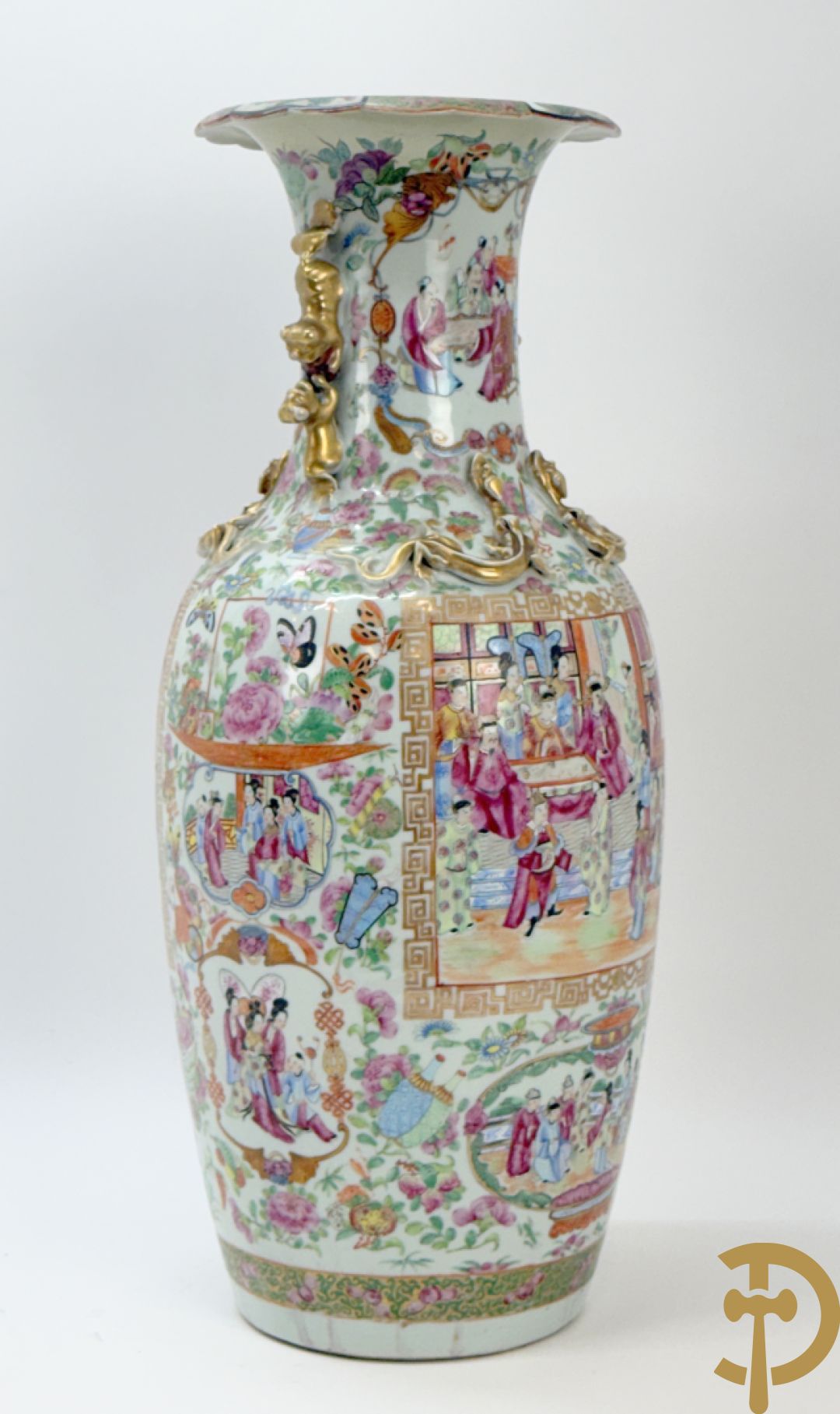 Chinese porseleinen Kanton vaas met geanimeerde hoftaferelen, natuurmotieven, fauna en floradecor