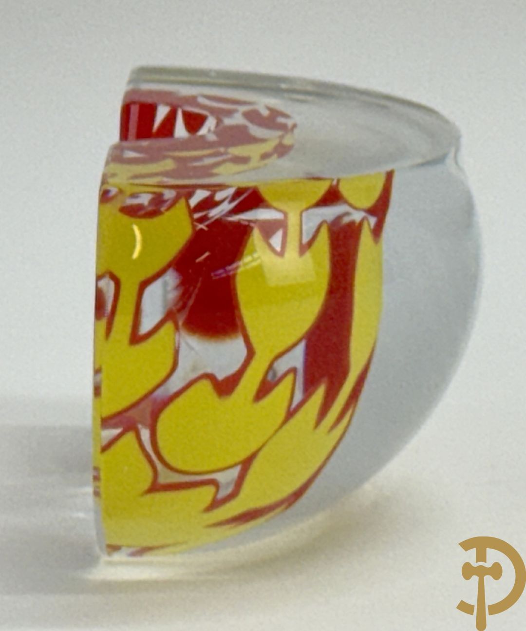 MAPSTEVENS getekend 2000 - Kristallen half bolvormig sierstuk met geel/rode motieven