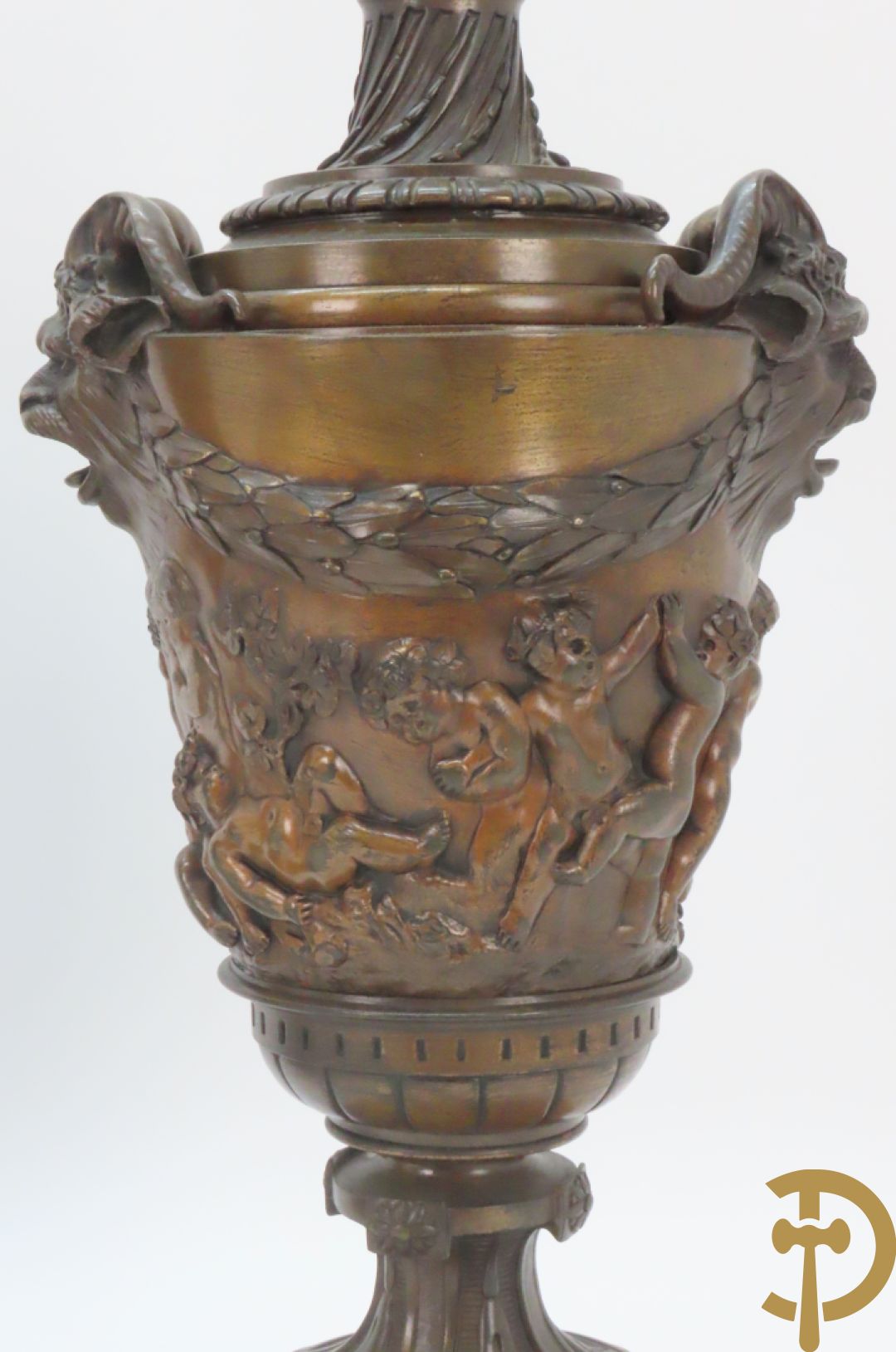 Paar bronzen cassolettes omgeven door dansende cupido