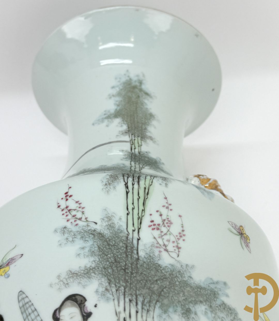 Paar Chinese porseleinen vazen met decor van dames in landschap