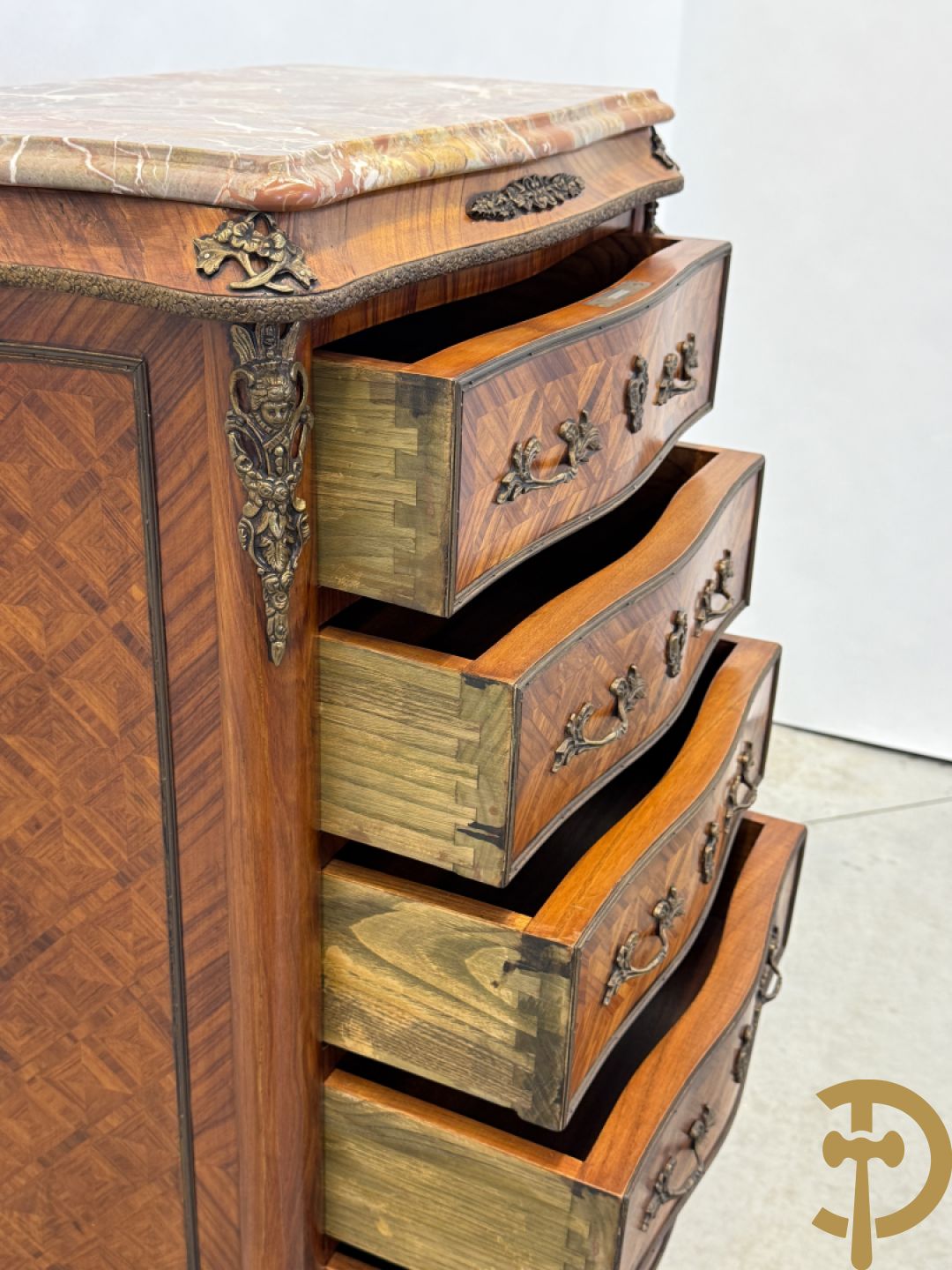 Gemarketteerde notelaren zevenladenkast bezet met bronsbeslag en marmeren blad