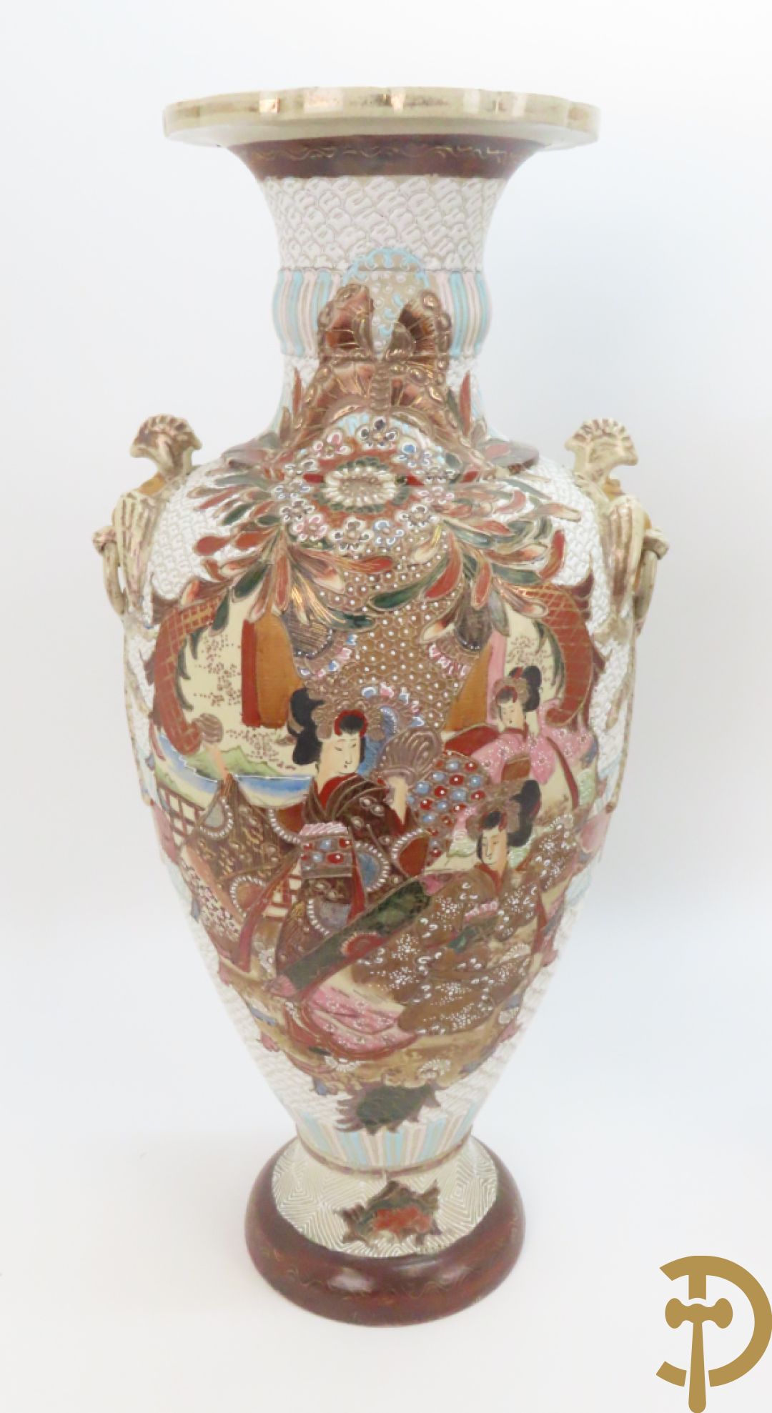 Paar Japanse Satsumat vazen met kijgerdecor en geanimeerde scènes, zijdelings met vogels bezet