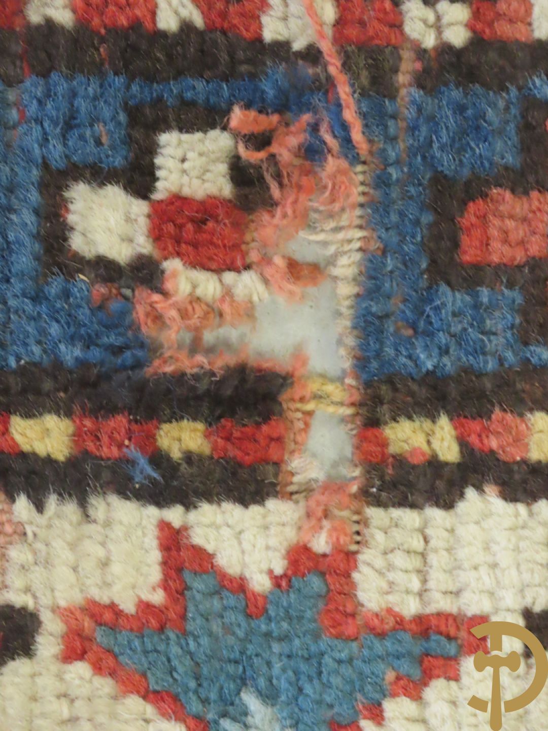 Oosterse handgeknoopt tapijt Kaukasus met geometrische motieven op blauwe fond