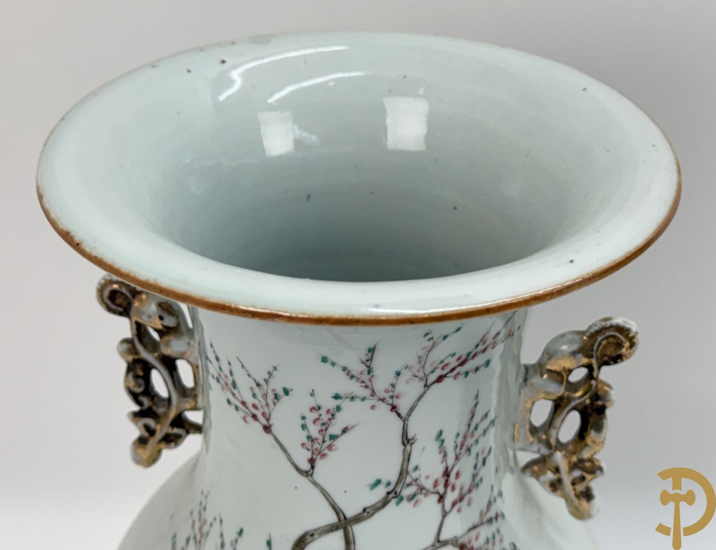 Paar Chinese porseleinen vazen met geisha decor en dames in landschap