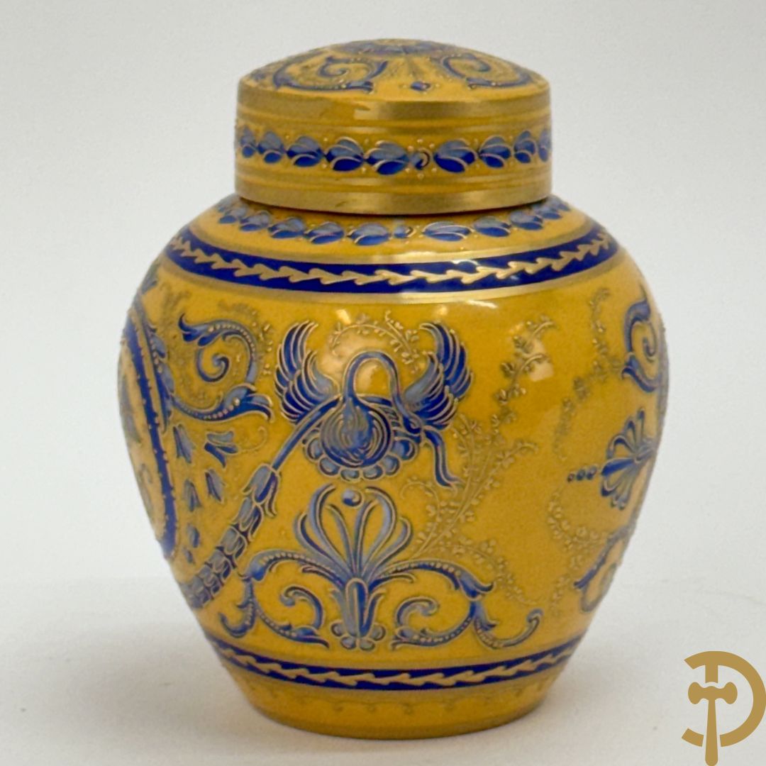 Porseleinen Empire dekselvaasje met blauw en verguld decor op gele fond, onderaan gemerkt M.Imp. le de Sèvres (Manufacture Imperial de Sèvres)