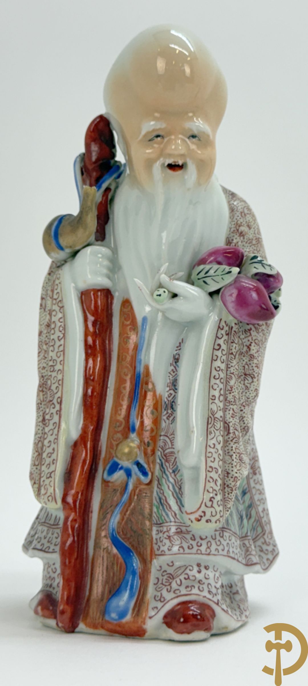 Vier Chinese porseleinen wijsgeren waarvan 1 gestempeld