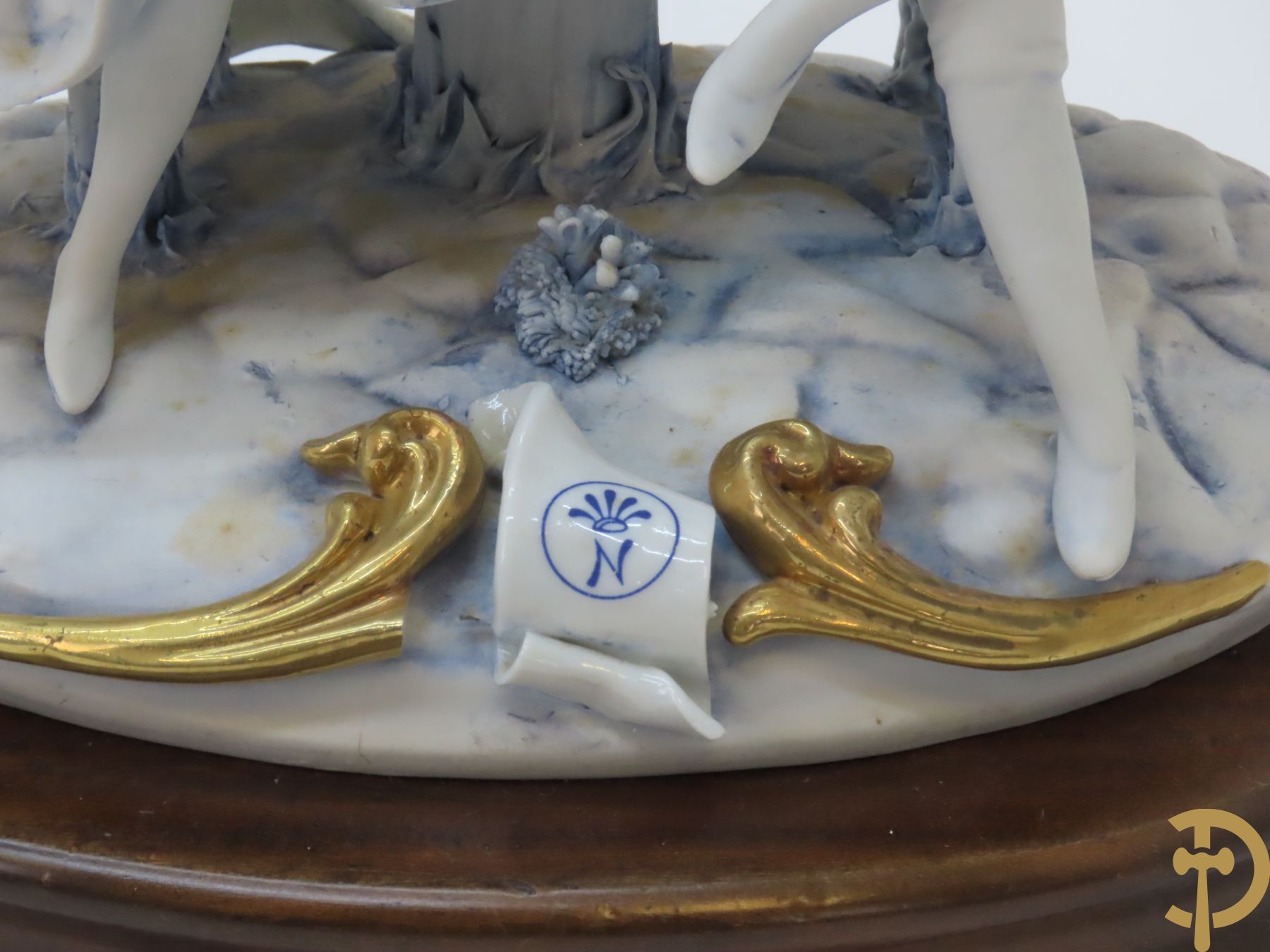 Drie beelden in Capo di Monte porselein : dame met lang haar, jongeman met vis en koppel op bank