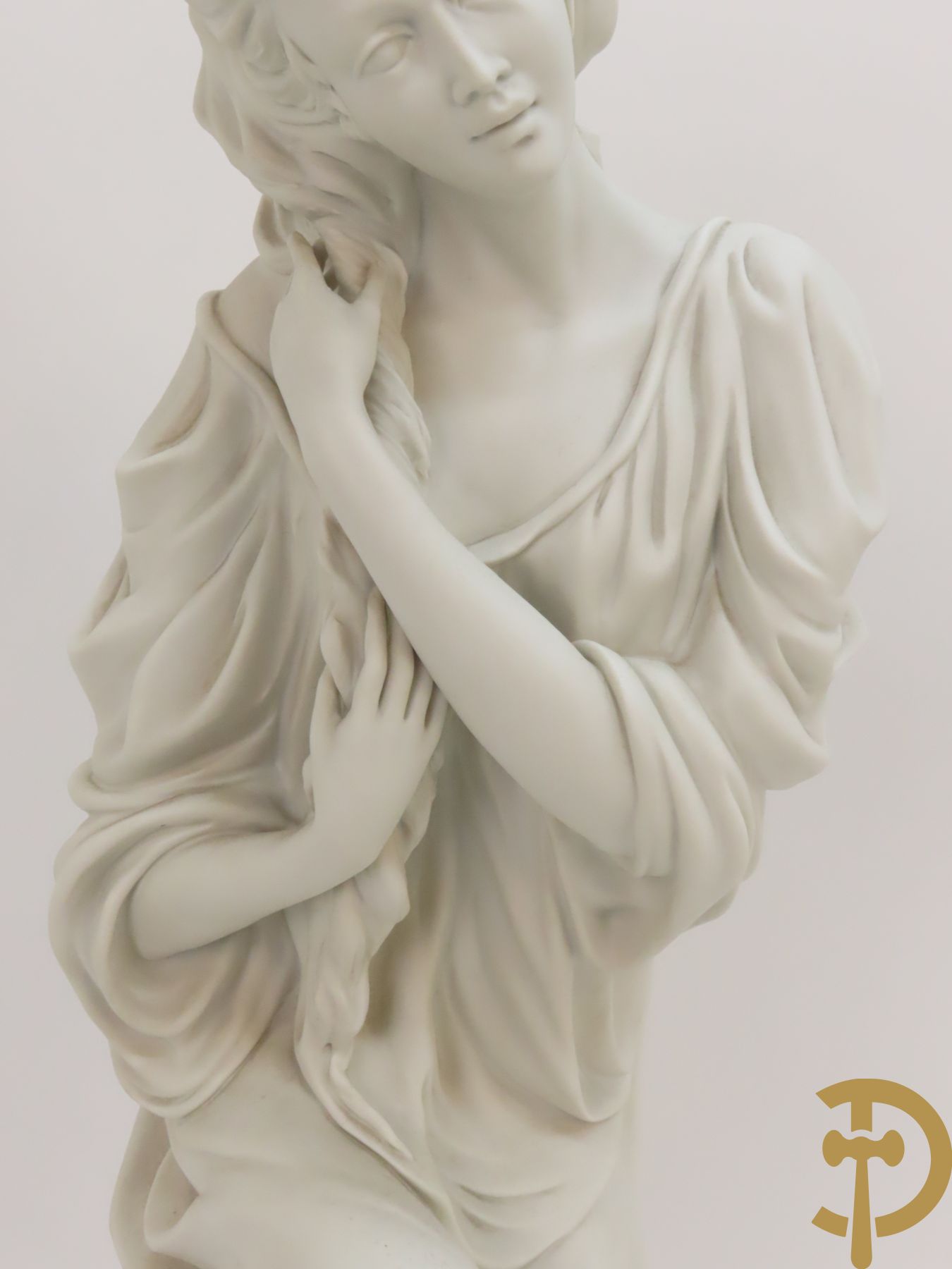 Drie beelden in Capo di Monte porselein : dame met lang haar, jongeman met vis en koppel op bank