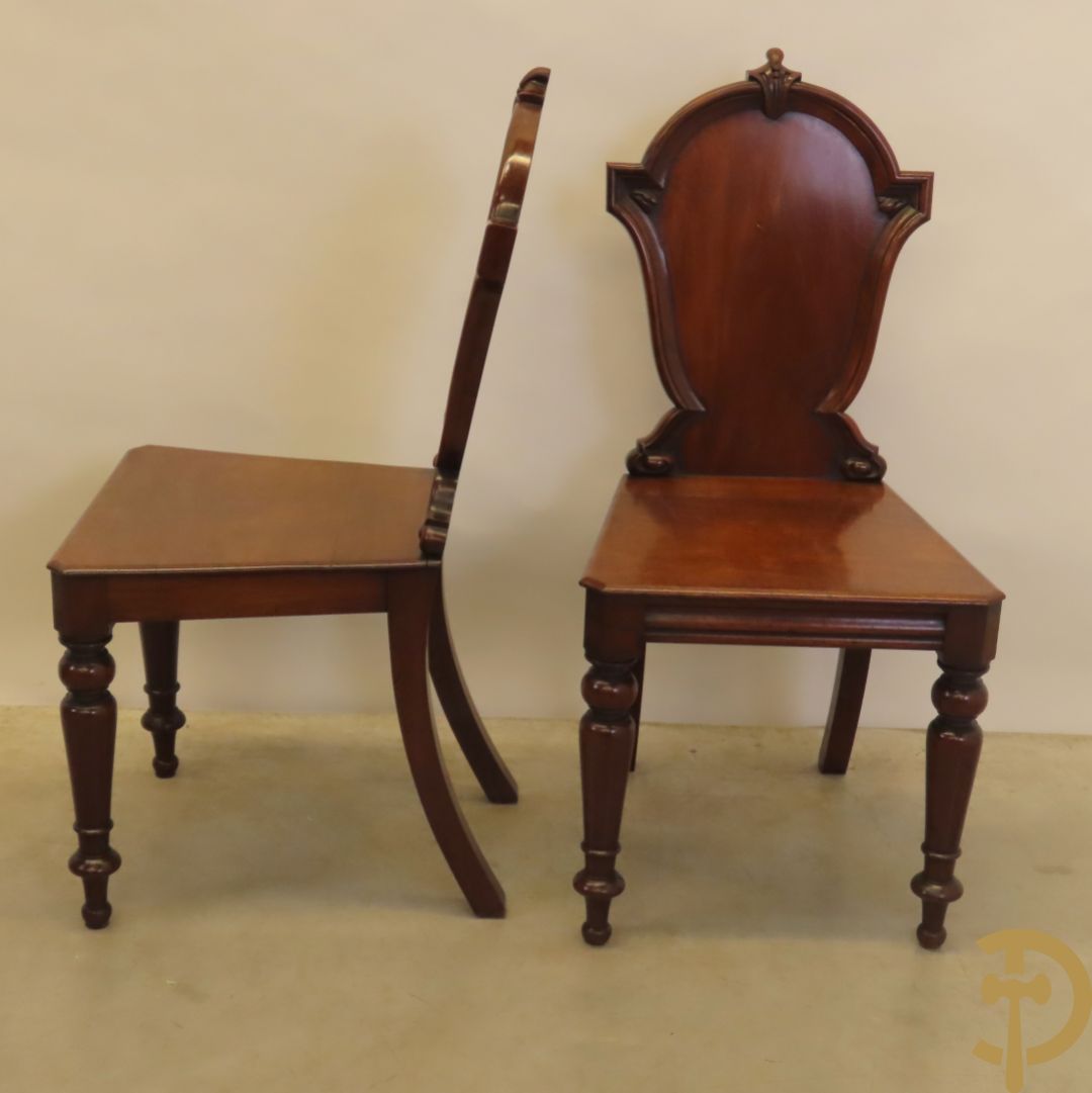 Twee Engelse mahoniehouten hall chairs, 2e helft 19e
