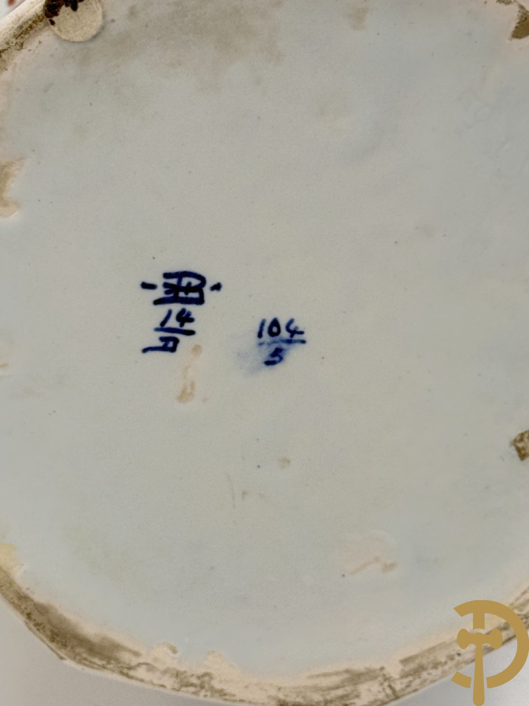 Driestel in polychrome faience met decor van vogels en bloemen bestaande uit dekselpotiche geflankeerd door 2 knobbelvazen, Boch 104/5