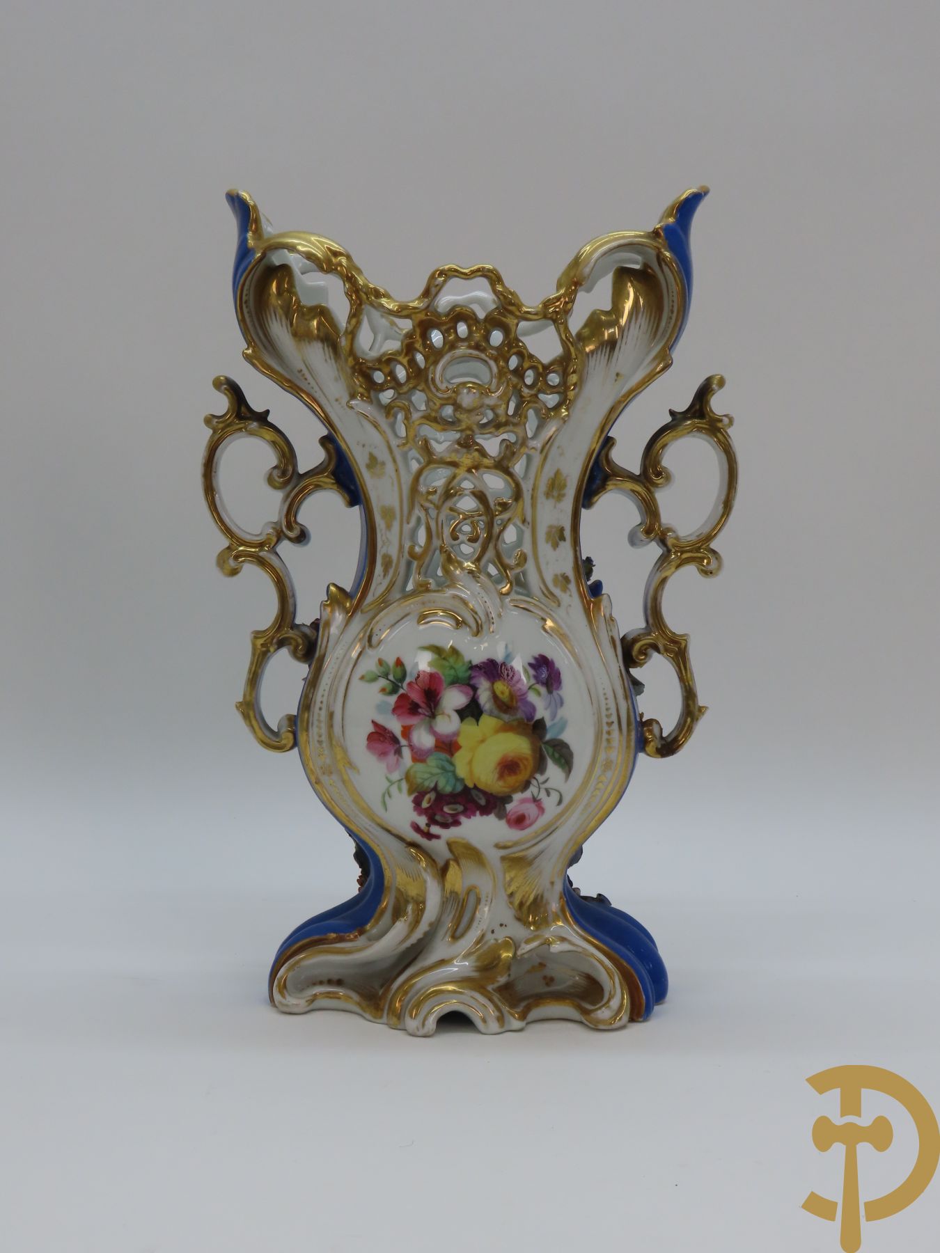 Porseleinen Franse cornetvaas geajoureerd met bloemenmotief, Vieux Paris + Vieux Paris coupe + porseleinen coupe met bloemenmotieven bezet