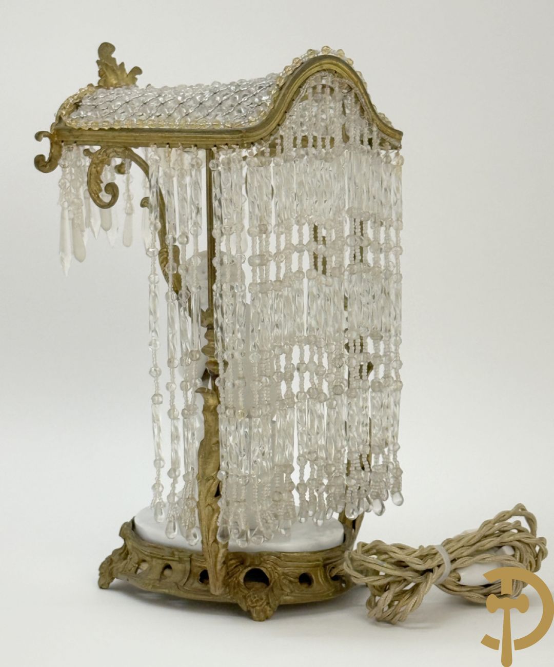 Biscuitbeeld van schrijvende cupido onder bronzen dakje met kristallen bellen bezet - op marmeren sokkel gemonteerd