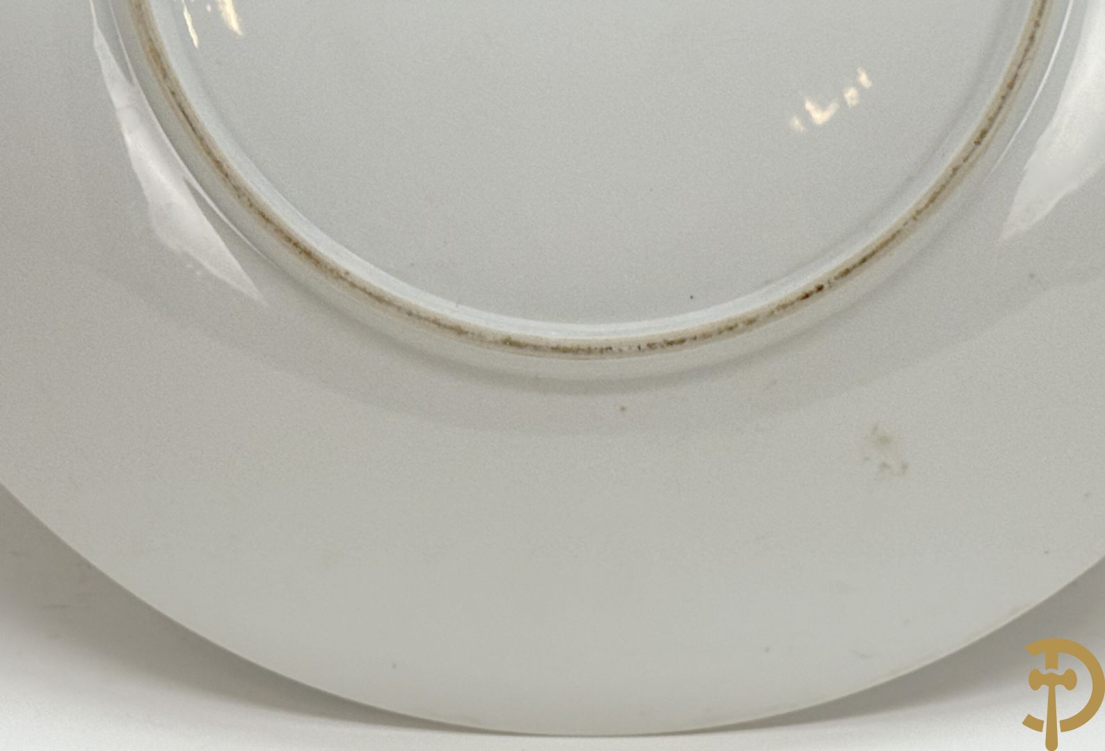 Porseleinen Chinese schotel met decor van wijsgeren in landschap