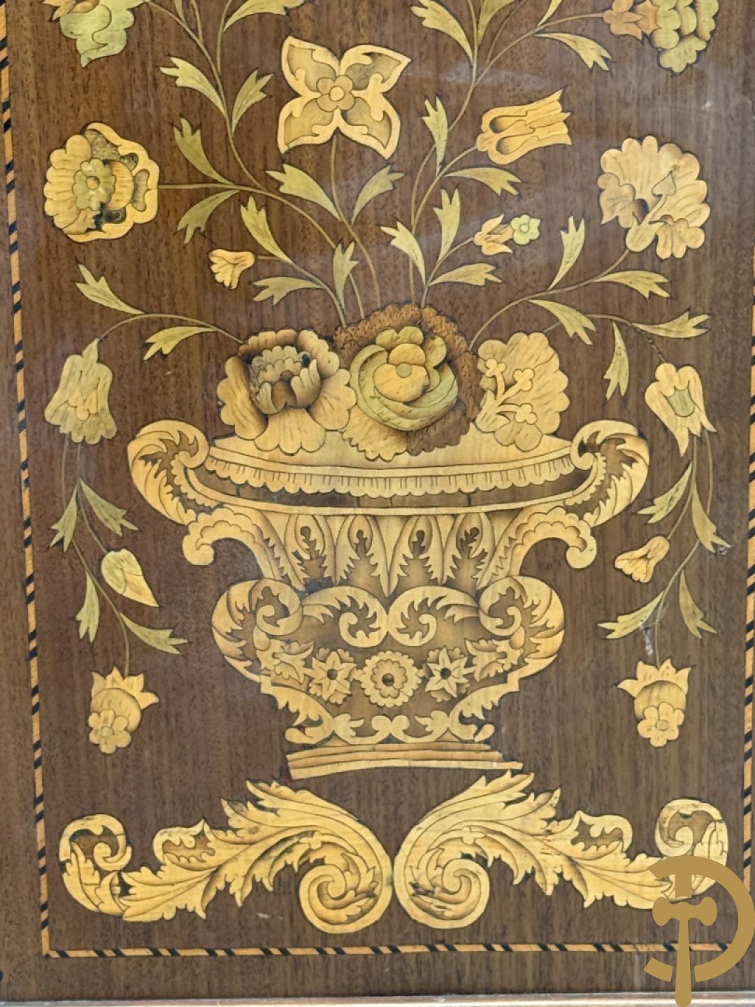 Hollandse vitrine met gemarketteerd bloementafereel, bovenaan met 2 beglaasde deuren en rocaille als kuif - onderaan met 2 gesloten deuren bezet met amforen, vogels en bloemenmarketterie