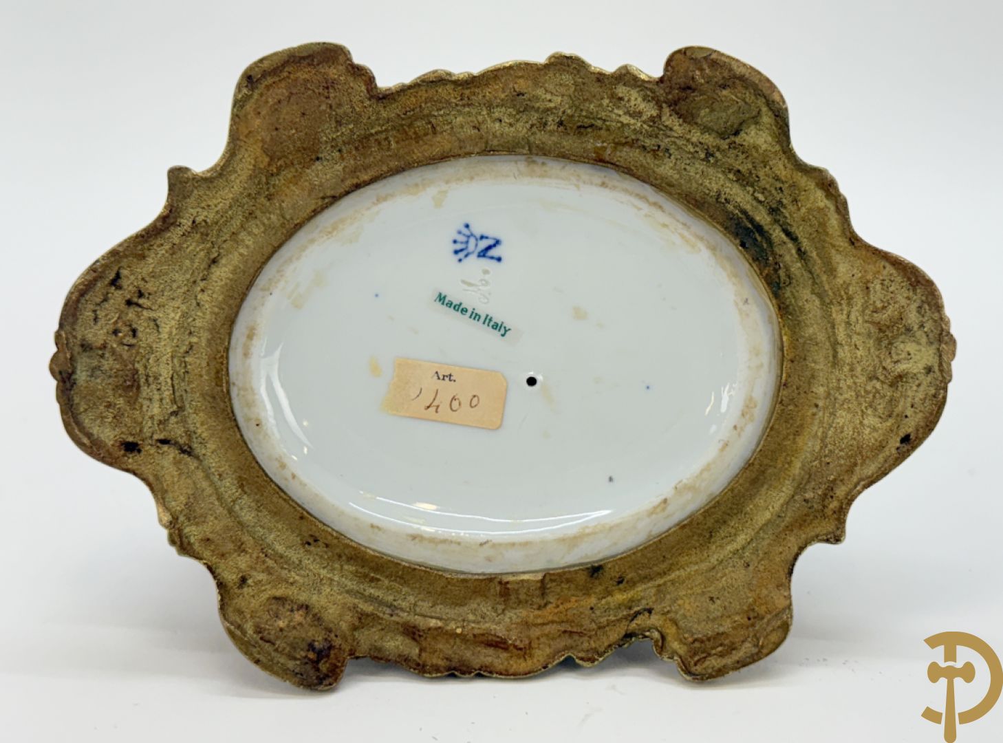 Paar gekleurde porseleinen sierbeeldjes op bronzen voet, Capo di Monte + 2 sierbeeldjes op bronzen voet