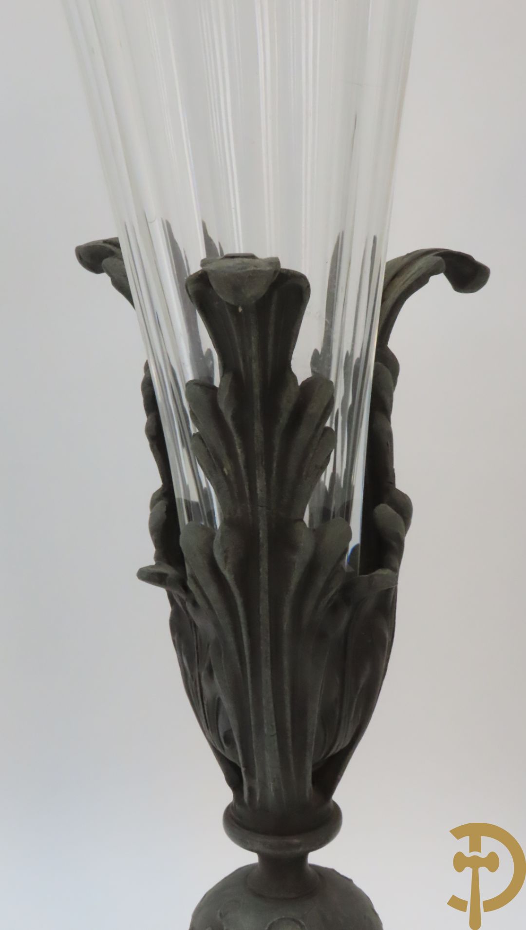 Paar kunstbronzen pique fleurs met kristallen geslepen fluiten