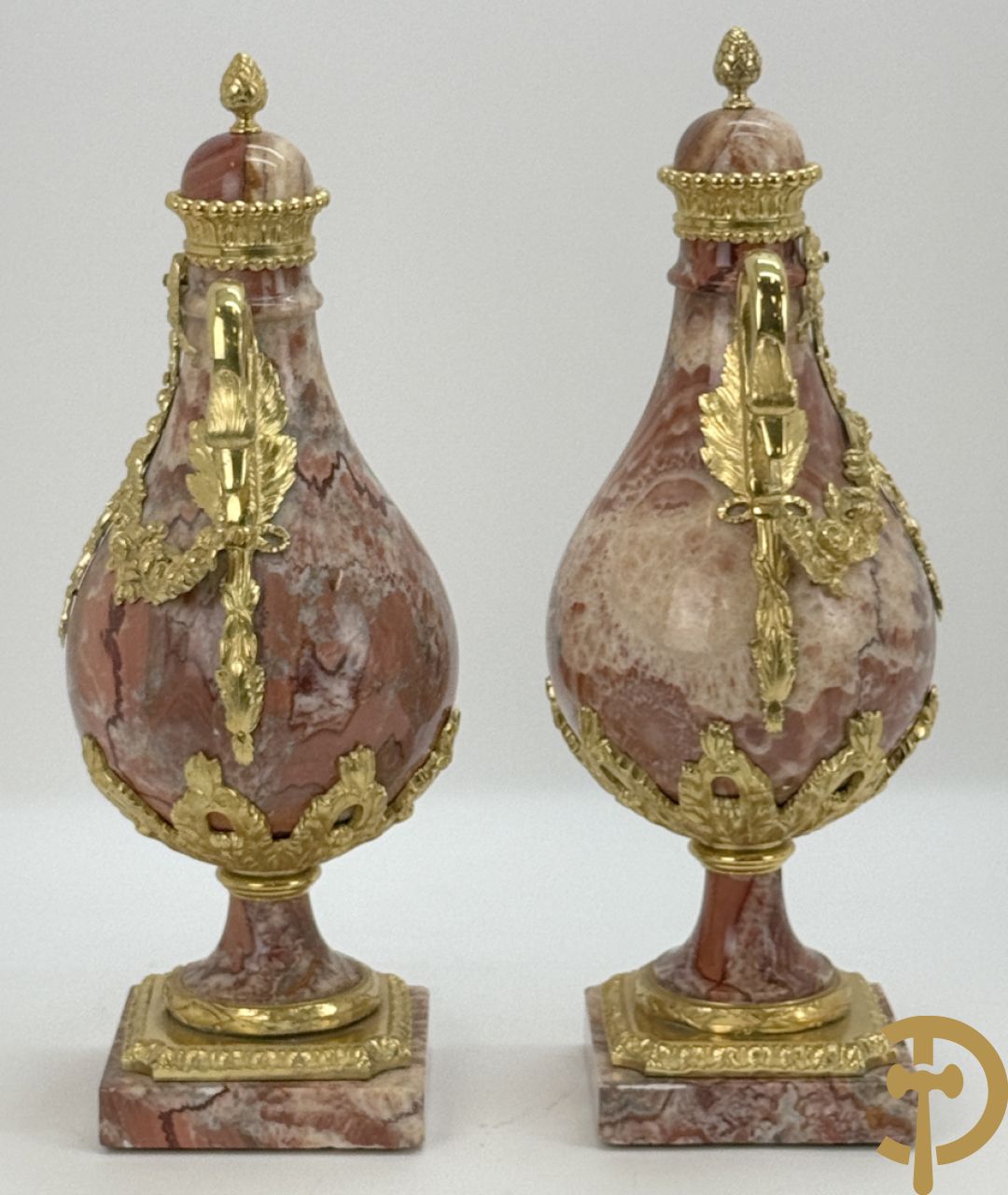 Paar marmeren cassolettes met zwanehalzen en guirlandes