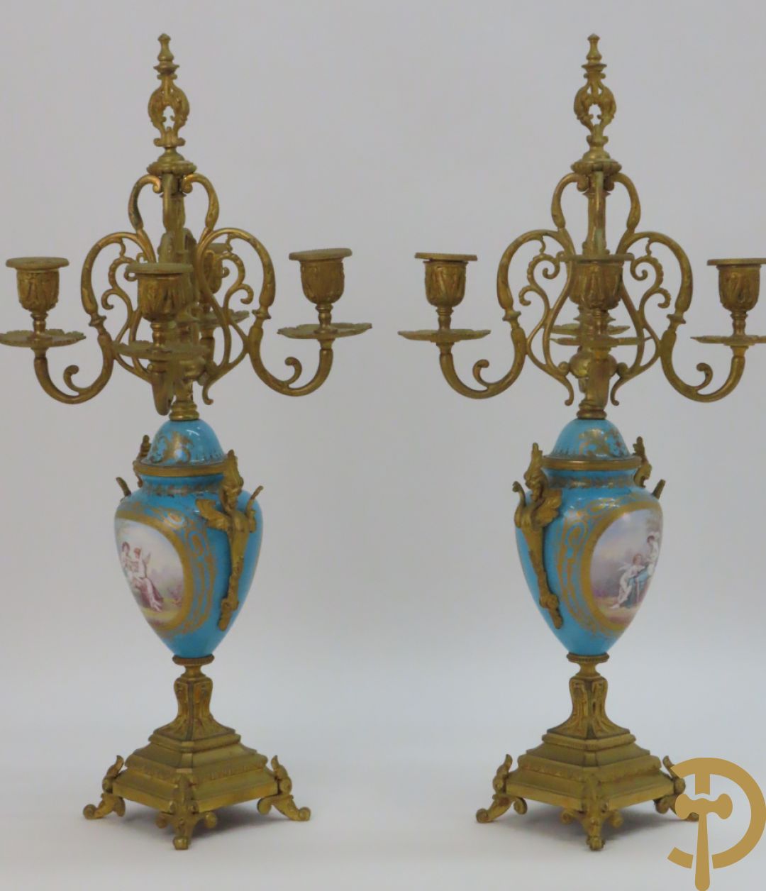 Paar Sèvres cassolettes met handbeschilderd romantisch decor van dame met cupido en landschapsdecor - met vergulde bronzen vierarmige kandelaar, Feccotte V. getekend